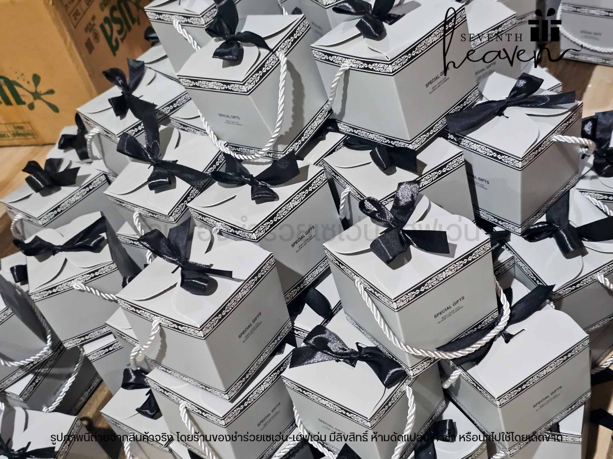 ของชำร่วยงานศพ แก้วกาแฟขุ่นกุหลาบ ใส่กล่องมีหูหิ้วสีเทา ริบบิ้นสีดำ