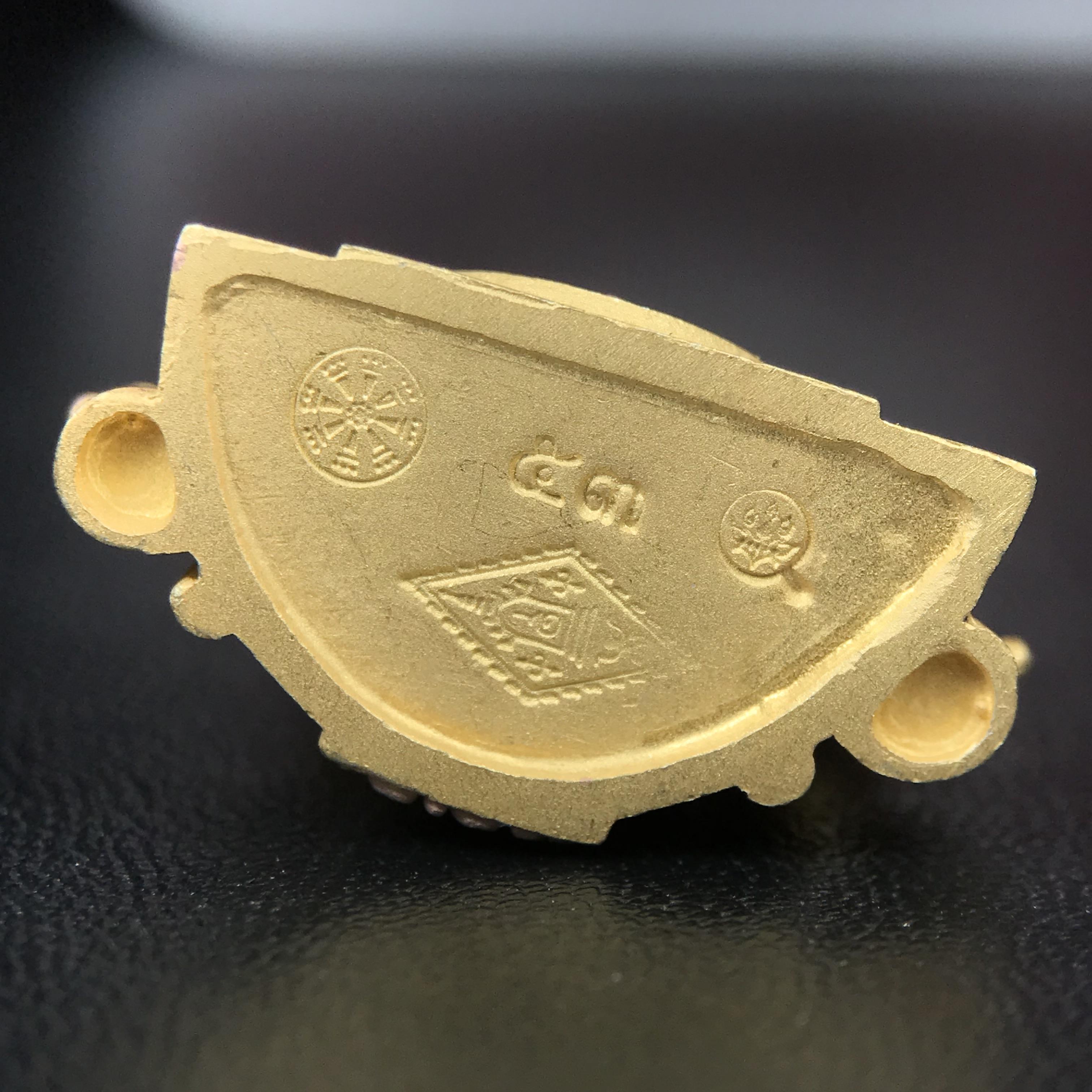 พระพุทธชินราช รุ่น ประวัติศาสตร์ มูลนิธิเพื่อตำรวจไทยจัดสร้าง ปี 2562 เนื้อเงินชุบสามกษัตริย์ขัดเงา พิมพ์พระพุทธชินราช ลอยองค์ แบบจิวเวอร์รี่(ขนาดสูง 3.5 ซม.) (สภาพ สวย ซีนซองเดิม กล่องบบรรจุเดิมครบสมบูรณ์)1 ใน 1999 องค์)