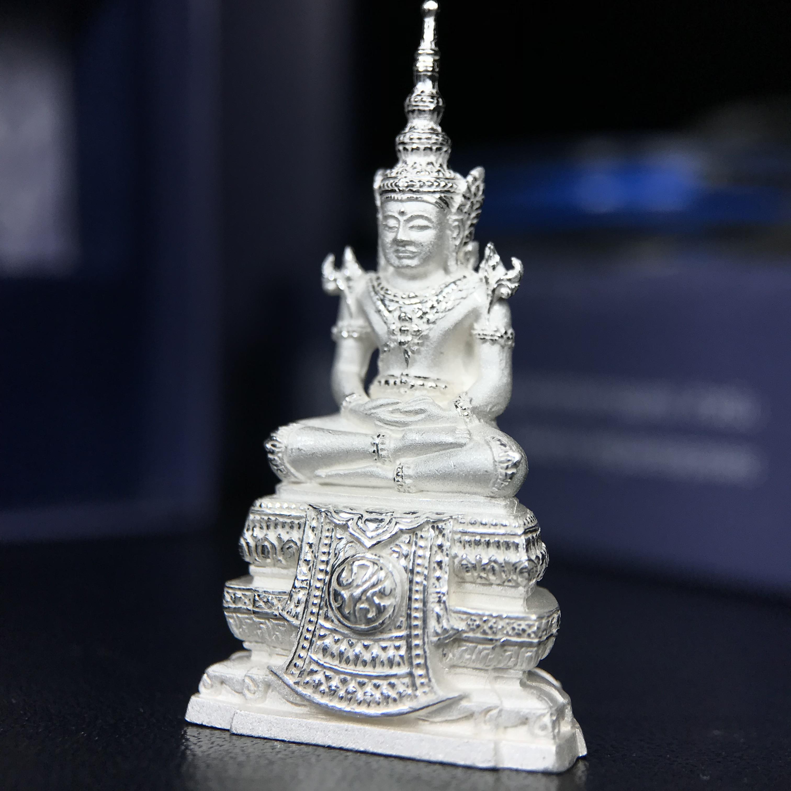 พระแก้วมรกต ภปร. ปี 2547 จัดสร้างโดยโรงพยาบาลภูมิพลอดุลยเดช เนื้อเงิน ลอยองค์ หน้าตัก 1/2 นิ้ว พิธีมหามังคาภิเษก ณ พระอุโบสถวัดพระศรีรัตนศาสดาราม(วัดพระแก้ว) งดงามทรงคุณค่าอีกหนึ่งรุ่นยอดนิยม หายาก(หมายเลขต้นๆหลักร้อย ๗๙๓)(1ใน3000องค์)