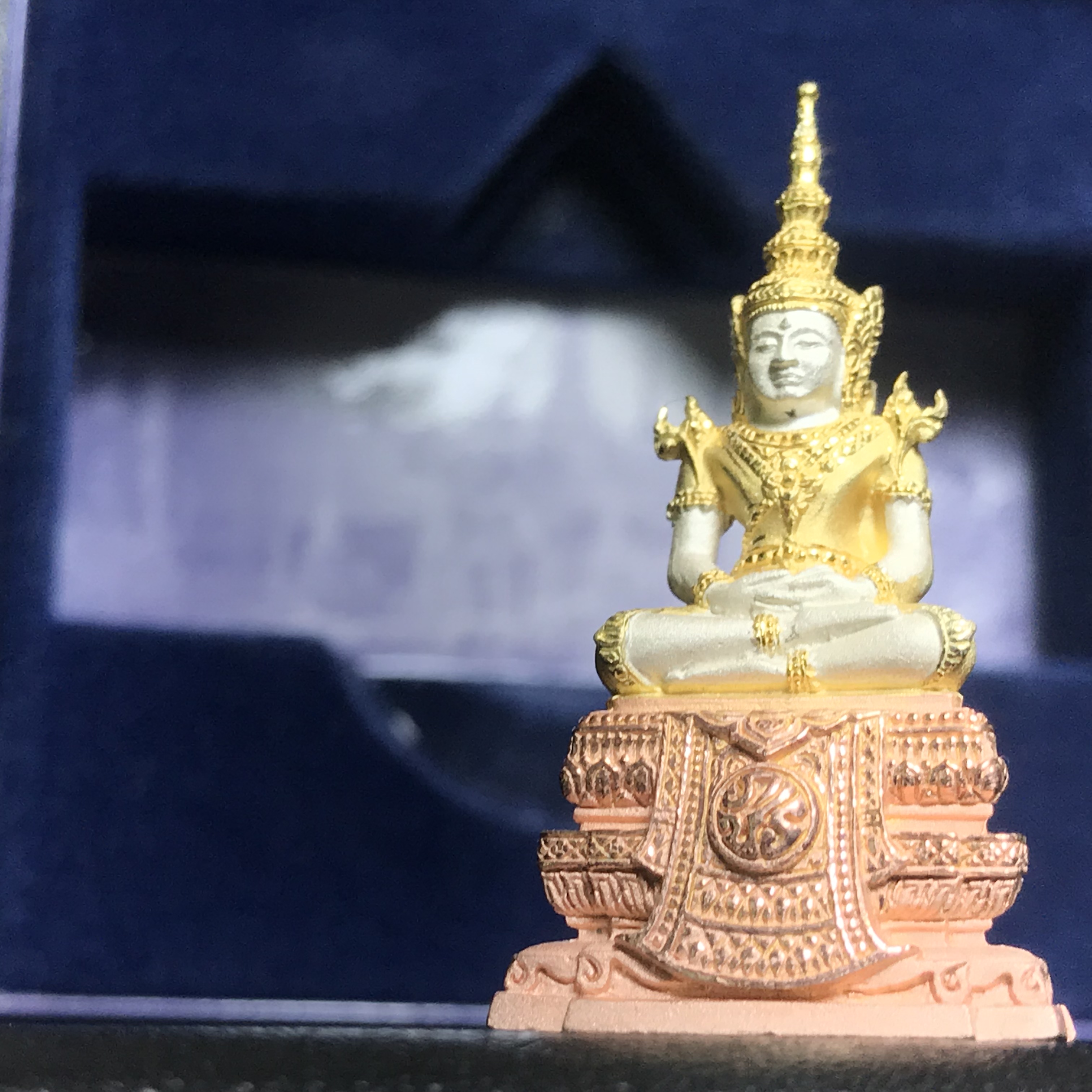 พระแก้วมรกต ภปร. ปี2547 จัดสร้างโดย รพ.ภูมิพลฯ เนื้อเงิน (3 กษัตริย์)ลอยองค์ หน้าตัก 1/2 นิ้ว(1ใน3000องค์)