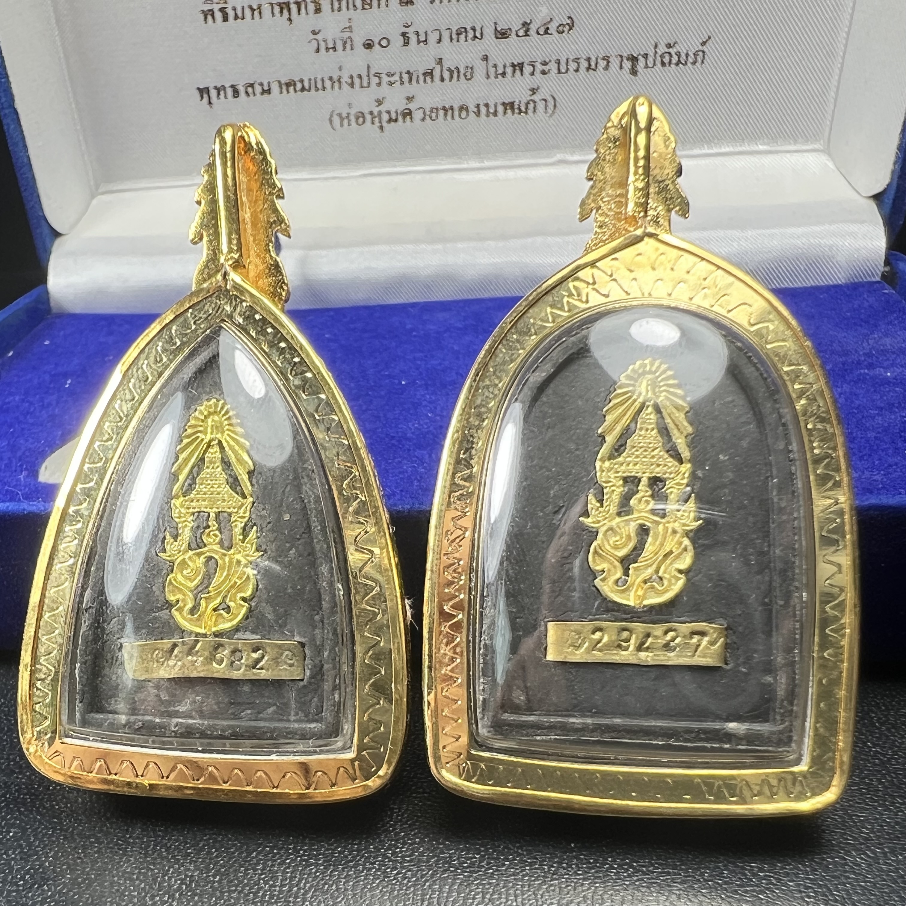 พระคู่ชุดของขวัญ พระหลวงปู่ทวด ภปร.ปี2547 ทรงกลีบบัวและกลีบขนุน(พิมพ์เตารีดและพิมพ์พระรอด)(ชนวนเก่า)เนื้อว่านด้านหลังมี ภปร. เป็นโลหะผสมสูง 3.3ซม.พิธีใหญ่ มวลสารดี ปลุกเสกวัดพระแก้ว(พร้อมกล่องบรรจุเดิม งานเลี่ยมกรอบเดิมจากผู้จัดสร้างห่อหุ้มด้วยทองนพเกล้า)