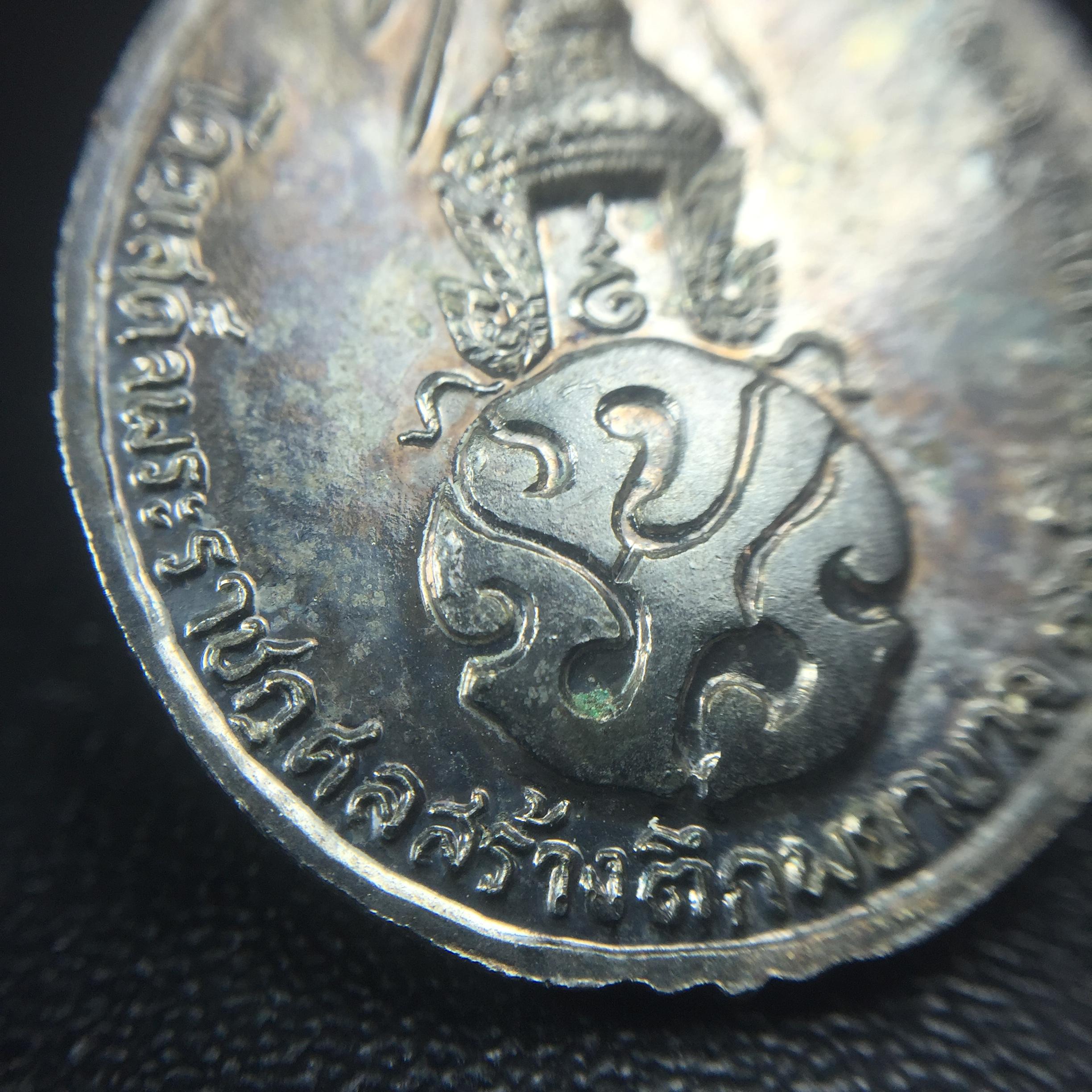 หลวงปู่แหวน วัดดอยแม่ปั๋ง รุ่นสร้างตึกโรงพยาบาล ปี 2521 หลัง ภปร.(ใหญ่) เนื้อกะไหล่เงิน(คัดสวยสภาพผิวเดิมสวยครบสมบูรณ์)