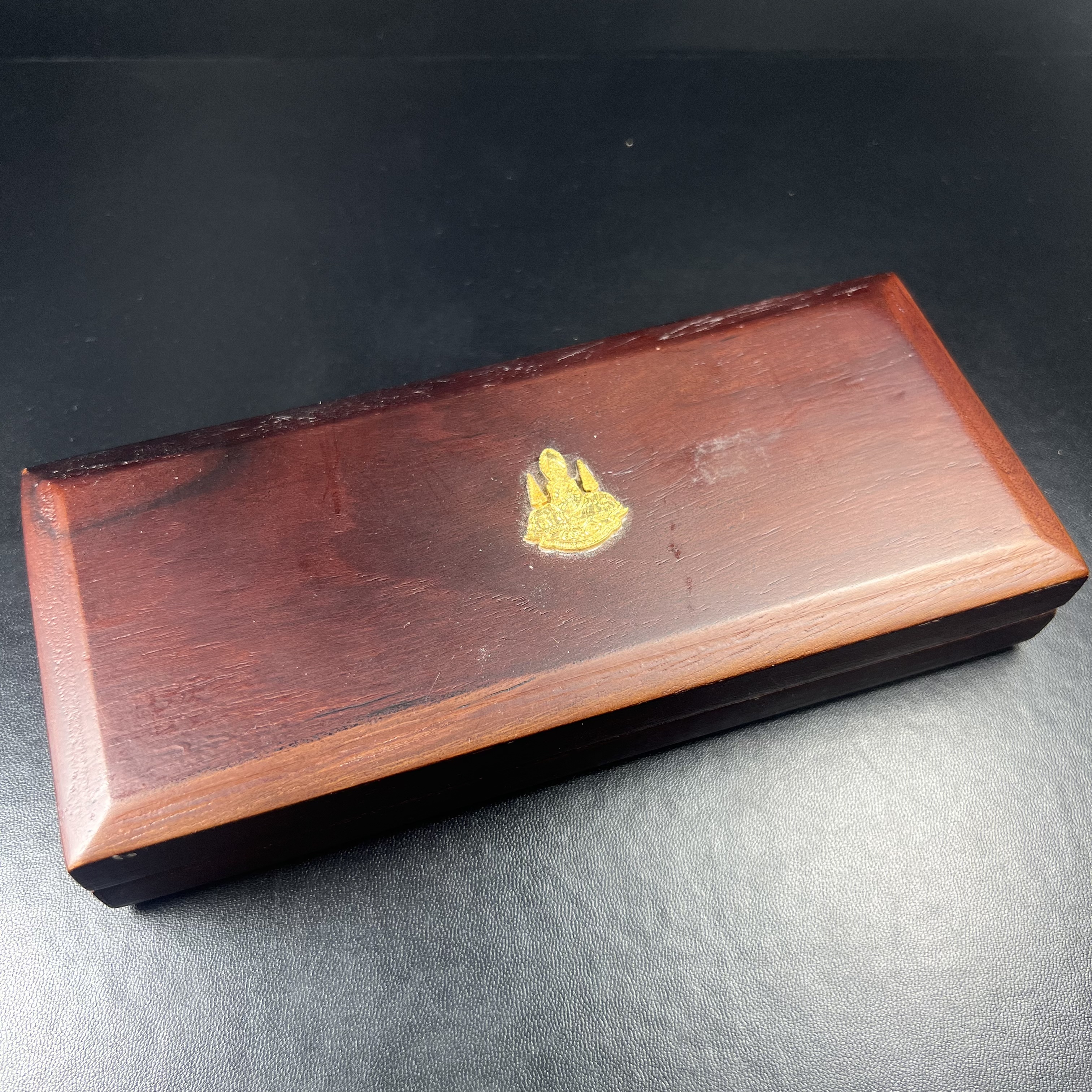 รูปหล่อลอยองค์ พระศรีอริยะเมตตรัยโพธิสัตว์(พระสังกัจจายน์)ชุดทองคำ(เนื้อทองคำ(15.44 กรัม)+เนื้อเงินสามกษัตริย์+เนื้อเงิน) โครงการสร้าง พระศรีอริยะเมตตรัยมหาโพธิสัตว์ น้อมถวายพระบาทสมเด็จพระเจ้าอยู่หัว ทรงครองศิริราชสมบัติครบ 50 ปี วัดโพธิ์แมนคุณาราม