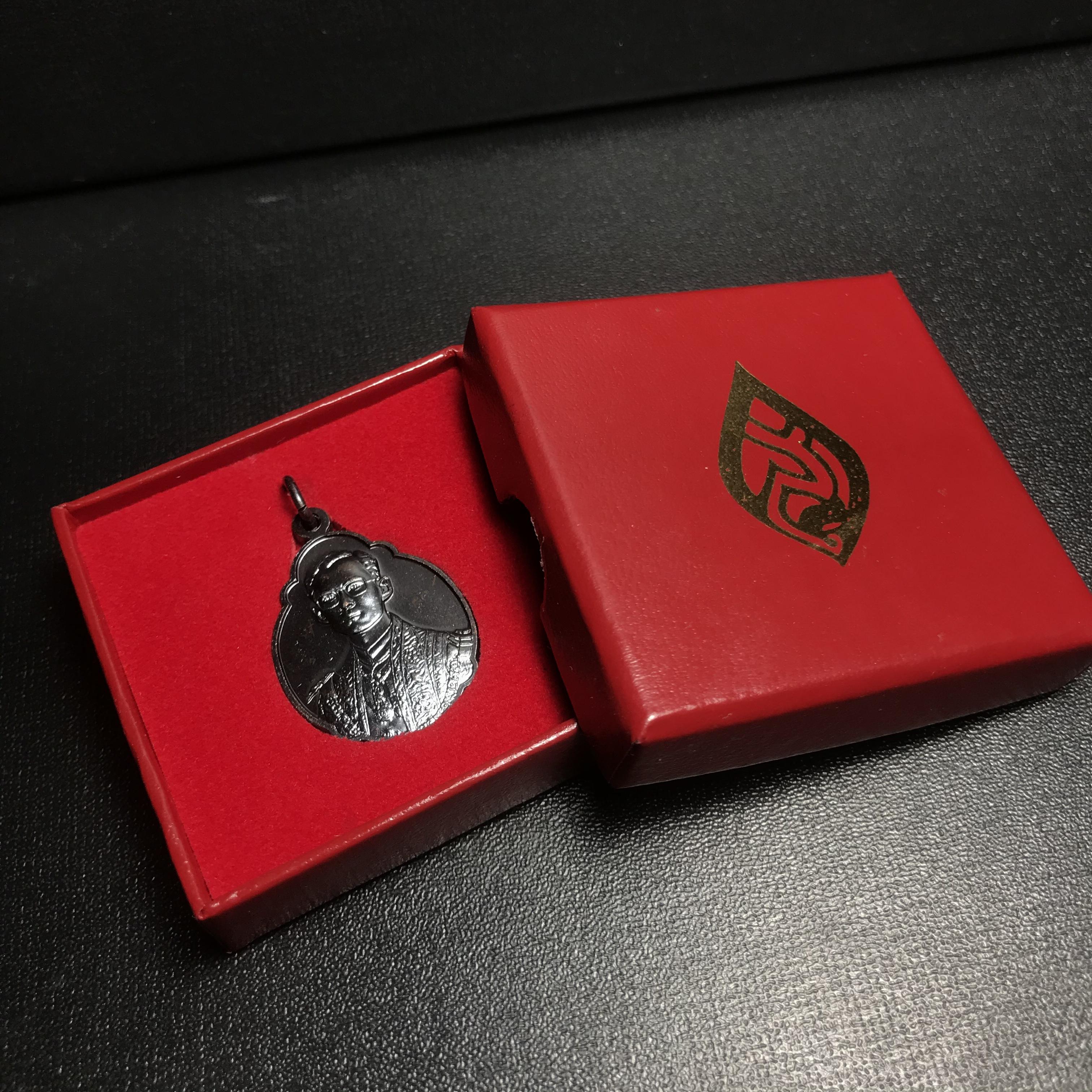 เหรียญพระราชทาน มูลนิธิ พอ.สว. ปี2541 (หายาก สภาพสวย(กล่องเดิม))