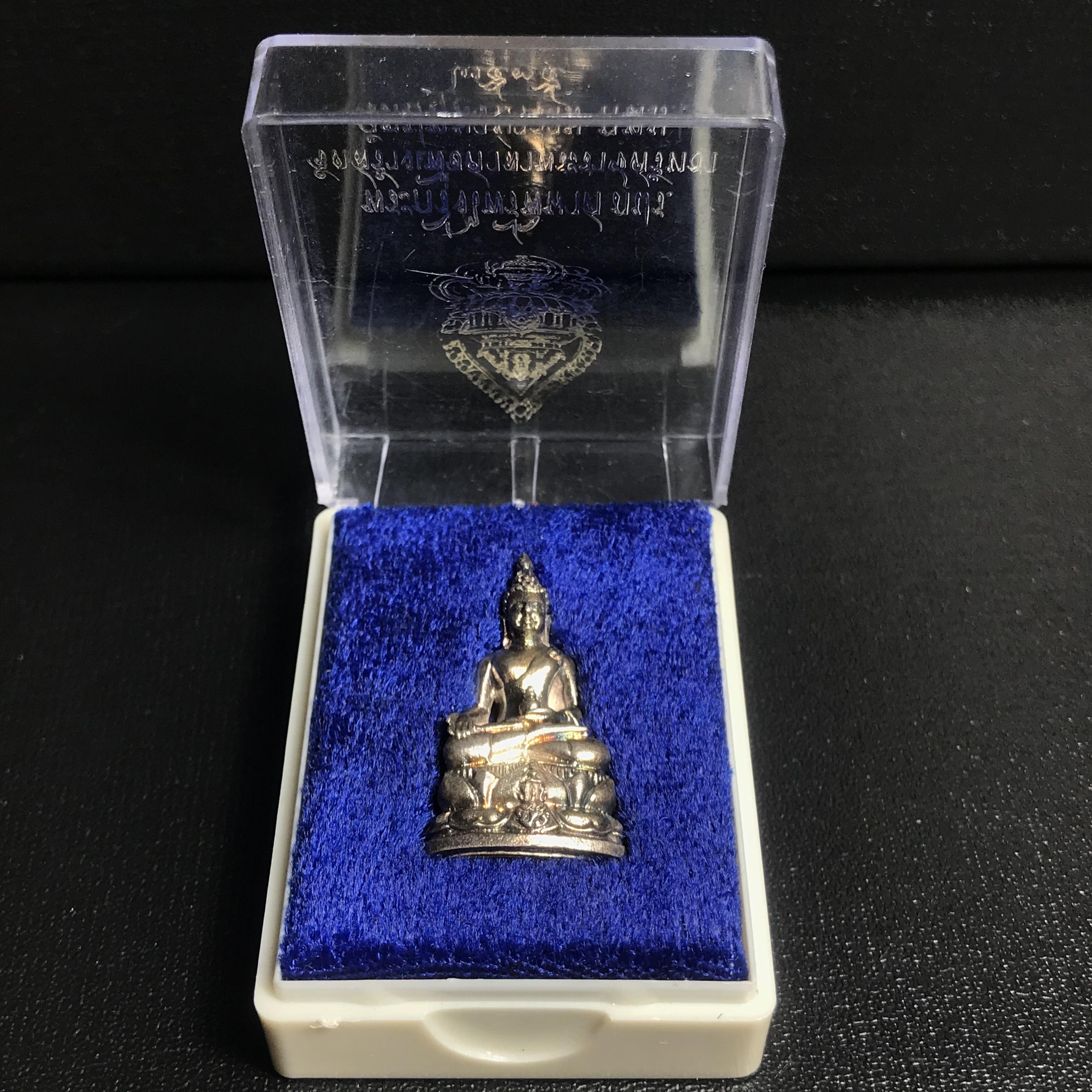 พระกริ่งไพรีพินาศ ภปร. รุ่นแรกของประเทศไทย วัดปทุมวนาราม ปี2535 เนื้อเงินผิวเดิมขึ้นสีรุ้งแบบนิยม งดงามกล่องครบ (ในหลวงรัชกาลที่9เสด็จเททอง)(1ใน3000องค์)