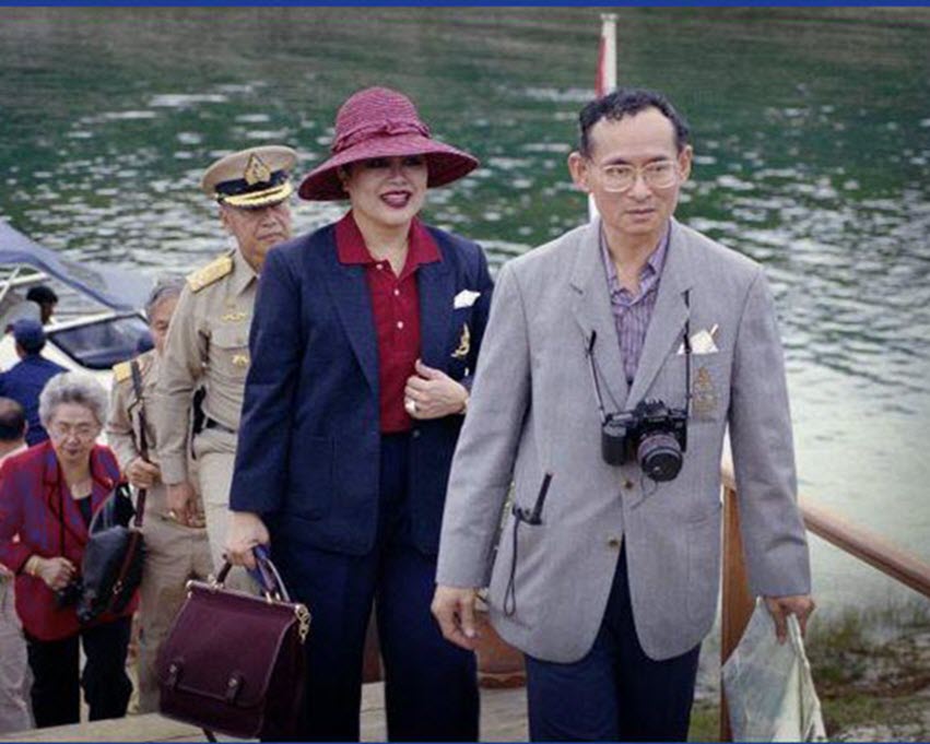 ครอสติสคริสตัลรูปในหลวง ร. 9 และสมเด็จพระราชินีเสด็จเยี่ยมราษฎร