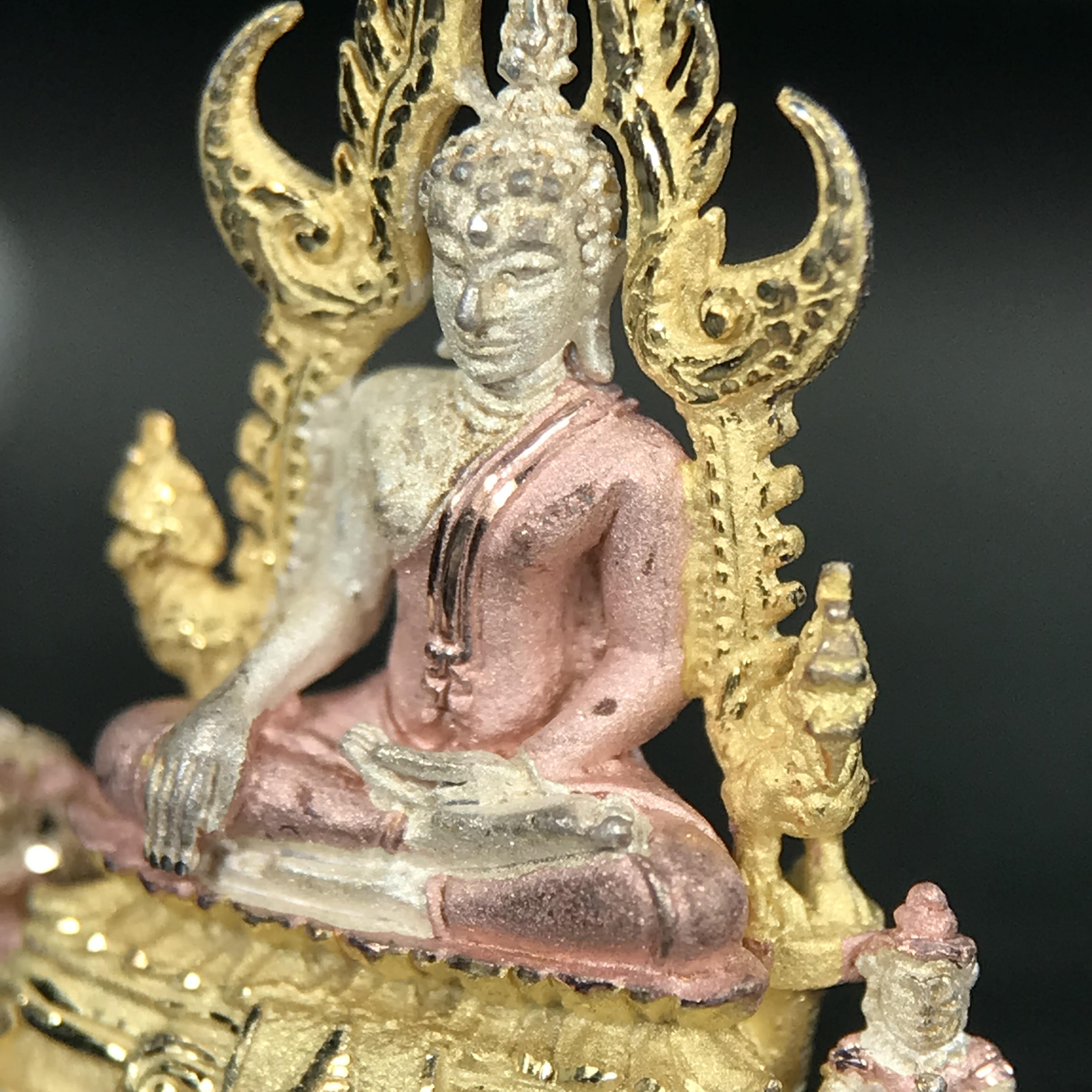 พระพุทธชินราช ภปร. ในวโรกาสพระราชพิธีมหามงคล เฉลิมพระชนมายุ6รอบ 5ธันวาคม2542 มูลนิธิพิทักษ์ดวงตาประชาชน จัดสร้าง เนื้อเงินบริสุทธิ์ 99.9% แบบสามกษัตริย์ขัดเงาบางส่วน พิมพ์กลาง ขนาดสูง 2.4 ซม. พร้อมกล่องบรรจุเดิม