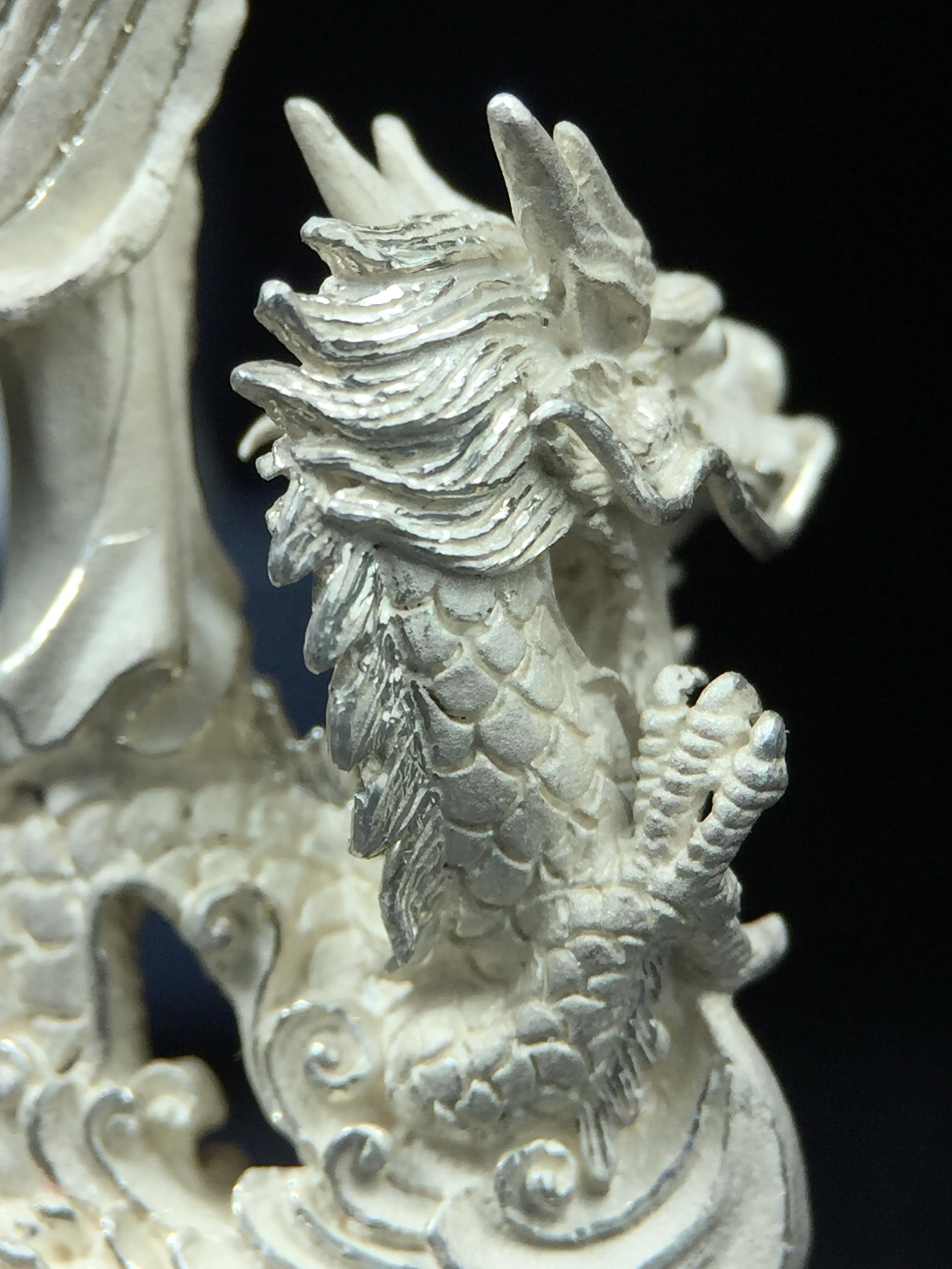 รูปหล่อลอยองค์พระโพธิสัตว์กวนอิม ทรงประทับมังกร จ.ระนอง เนื้อเงิน พิมพ์ใหญ่(สภาพผิว สวยงดงาม ทรงคุณค่า) เฉลิมฉลองในวโรกาสที่พระบาทสมเด็จพระเจ้าอยู่หัวทรงครองสิริราชสมบัติครบ 50 ปี จ.ระนอง พ.ศ.2539