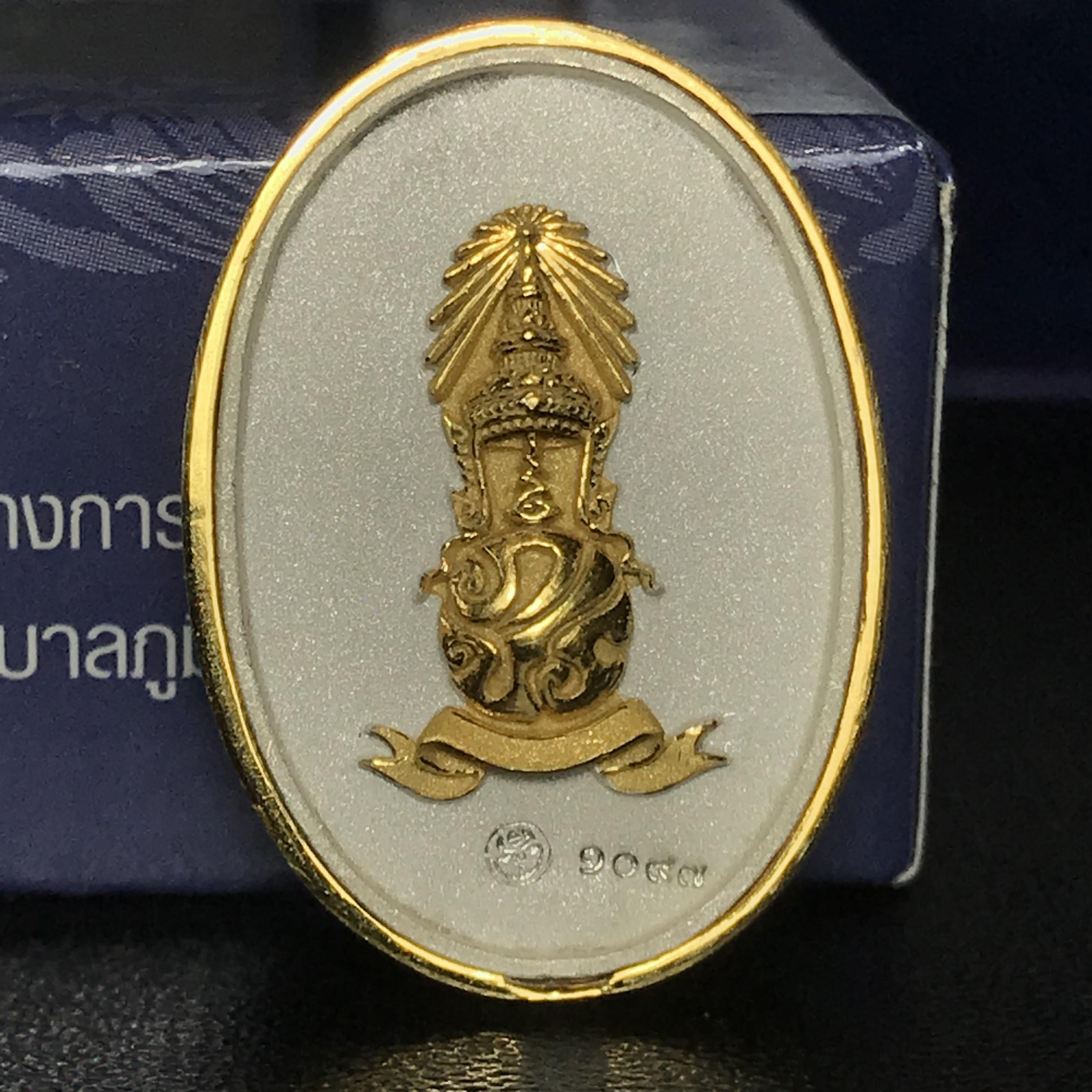 พระแก้วมรกต ภปร. ปี2547 จัดสร้างโดย รพ.ภูมิพลฯ เนื้อเงิน(3 กษัตริย์)เหรียญทรงกลมรี(1ใน3000องค์)