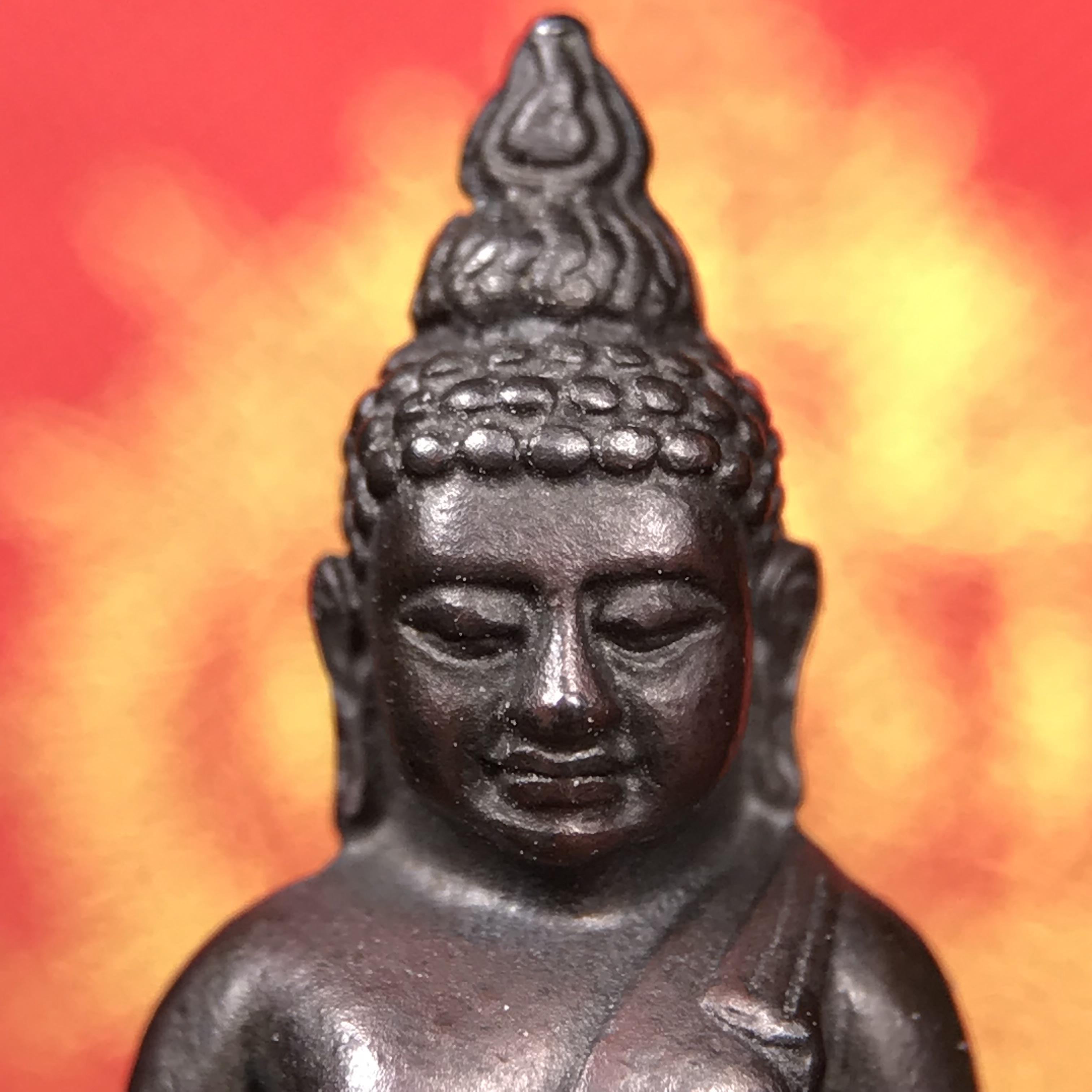 พระกริ่งไพรีพินาศ บรรจุเหล็กไหล ครั้งแรกและครั้งเดียวในประวัติศาสตร์ เฉลิมพระเกียรติ พระบาทสมเด็จพระเจ้าอยู่หัวรัชกาลที่9 พระชนมพรรษา 6 รอบ ปี2542 เนื้อนวโลหะผสมทองคำ(บรรจุเหล็กไหล)ดีนอก-ดีใน พิธีใหญ่ มวลสารเด่น (หายาก)