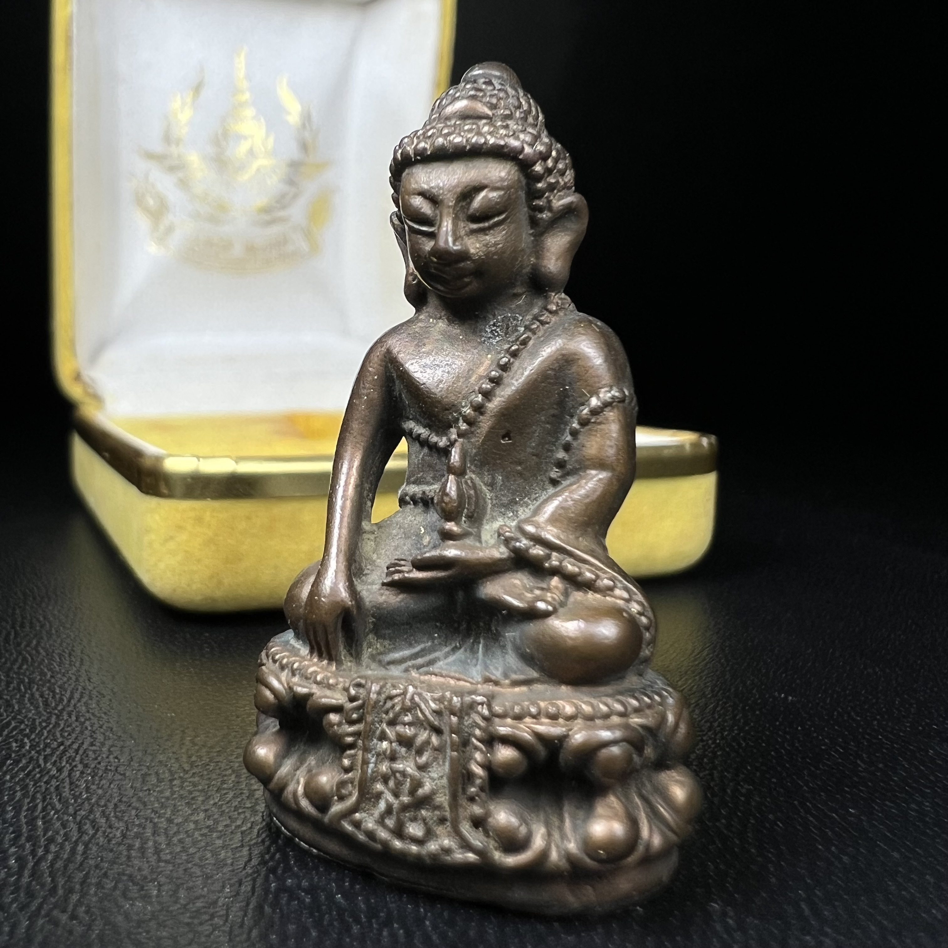 วัตถุมงคลคุ้มเกล้าฯ มหามงคลเฉลิมพระชนมพรรษา 6 รอบ รัชกาลที่ 9 ชุดพิเศษกรรมการ(หายาก) (ในหลวงรัชกาลที่9 ทรงจุดไฟพระฤกษ์และเททอง พิธีใหญ่)ยอดนิยมหายาก