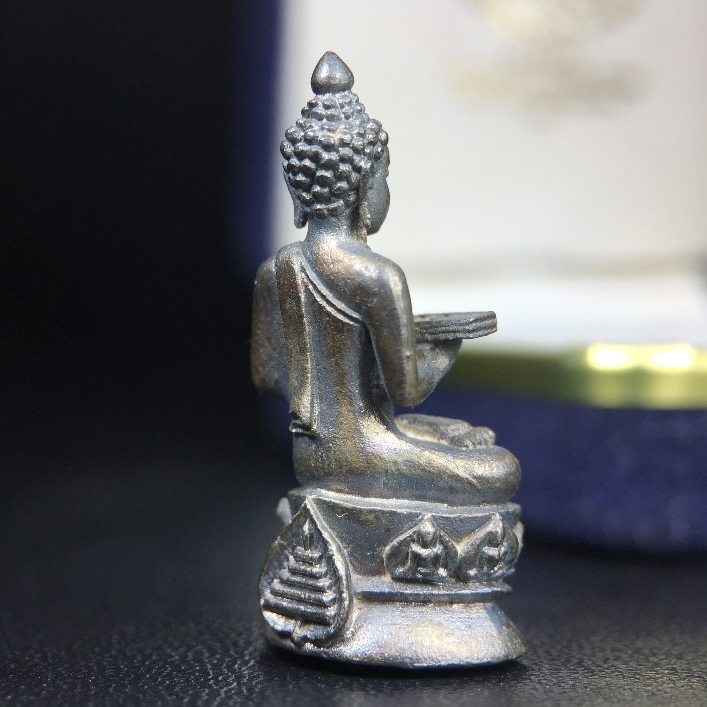 พระกริ่งปรมานุชิตชิโนรส วัดพระเชตุพนวิมลมังคลาราม(วัดโพธิ์) ปี2533 เนื้อเงิน ( ในหลวงรัชกาลที่9เสด็จเททอง)พิธีใหญ่ งดงามด้วยพุทธศิลป์เปี่ยมด้วยพุทธคุณ อีกหนึ่งรุ่นที่แนะนำสะสมบูชา