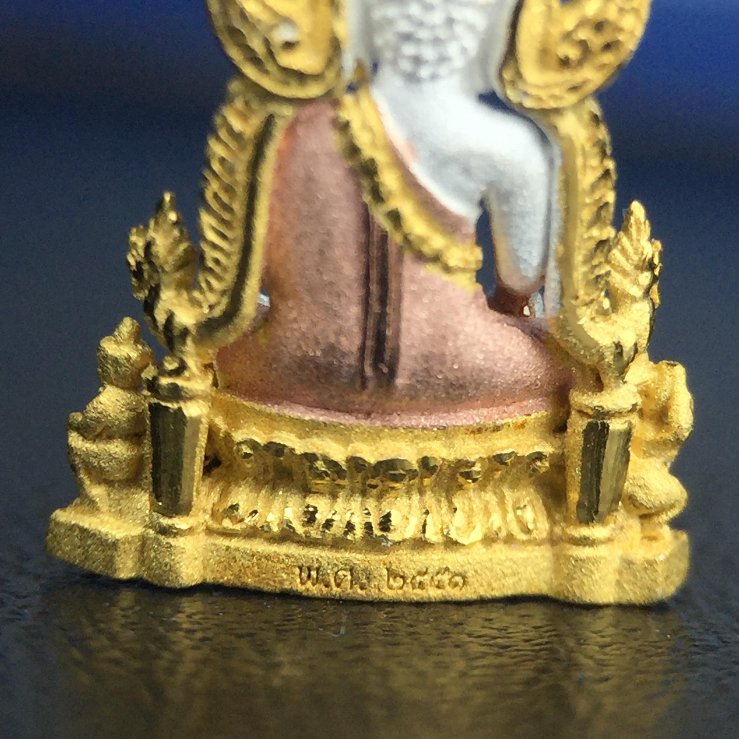 พระพุทธชินราช ภปร. โครงการ เพราะแผ่นดินนี้คือแผ่นดินเกิด เนื้อเงินชุบสามกษัตริย์ ปี2551 ขนาดหน้าตัก1/4นิ้ว (สวยงามทรงคุณค่า อีกหนึ่งรุ่นยอดนิยมหายาก) (สภาพคัดสวย กล่องบรรจุเดิมครบ)