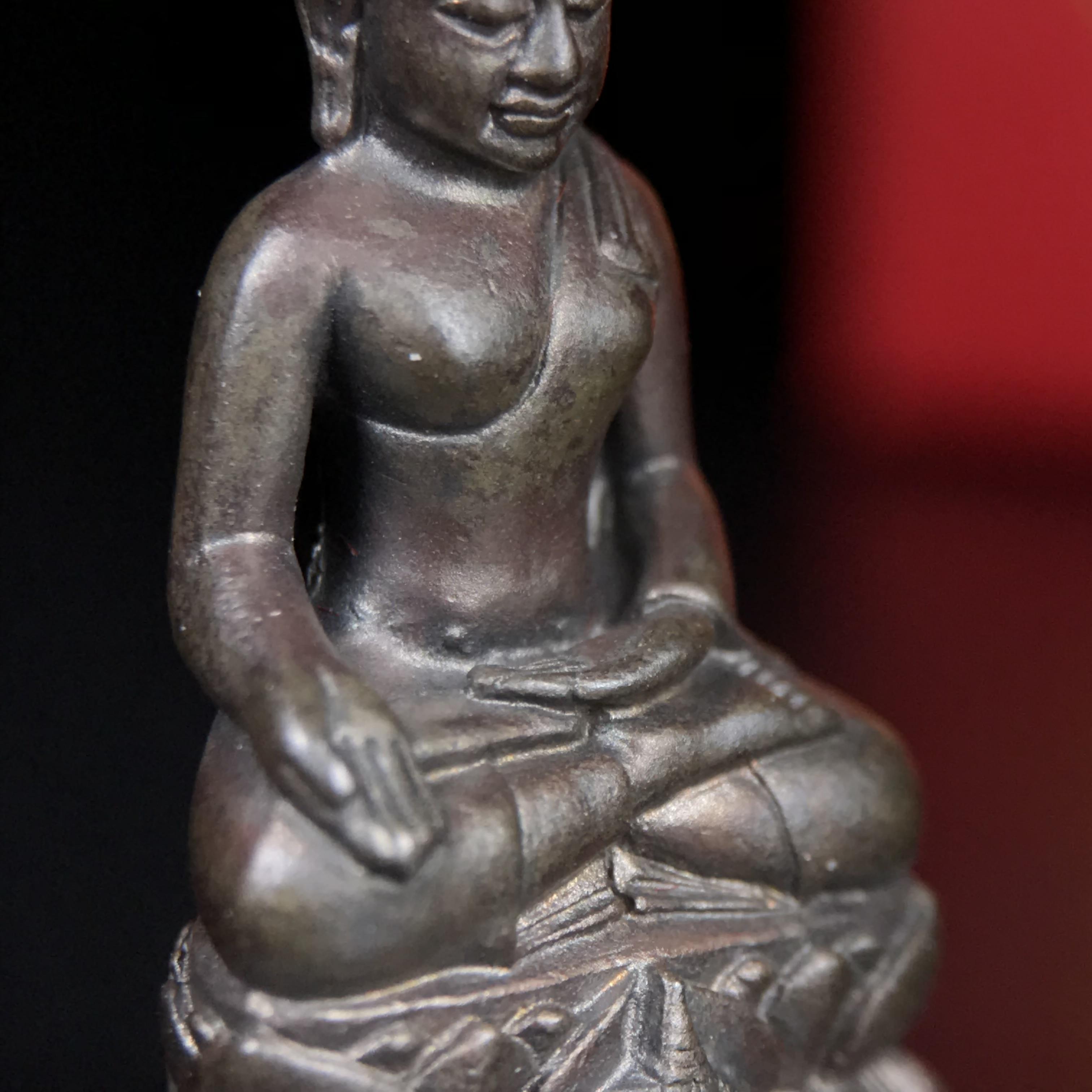 พระกริ่งไพรีพินาศ บรรจุเหล็กไหล ครั้งแรกและครั้งเดียวในประวัติศาสตร์ เฉลิมพระเกียรติ พระบาทสมเด็จพระเจ้าอยู่หัวรัชกาลที่9 พระชนมพรรษา 6 รอบ ปี2542 เนื้อนวโลหะผสมทองคำ(บรรจุเหล็กไหล)ดีนอก-ดีใน พิธีใหญ่ มวลสารเด่น (หายาก)