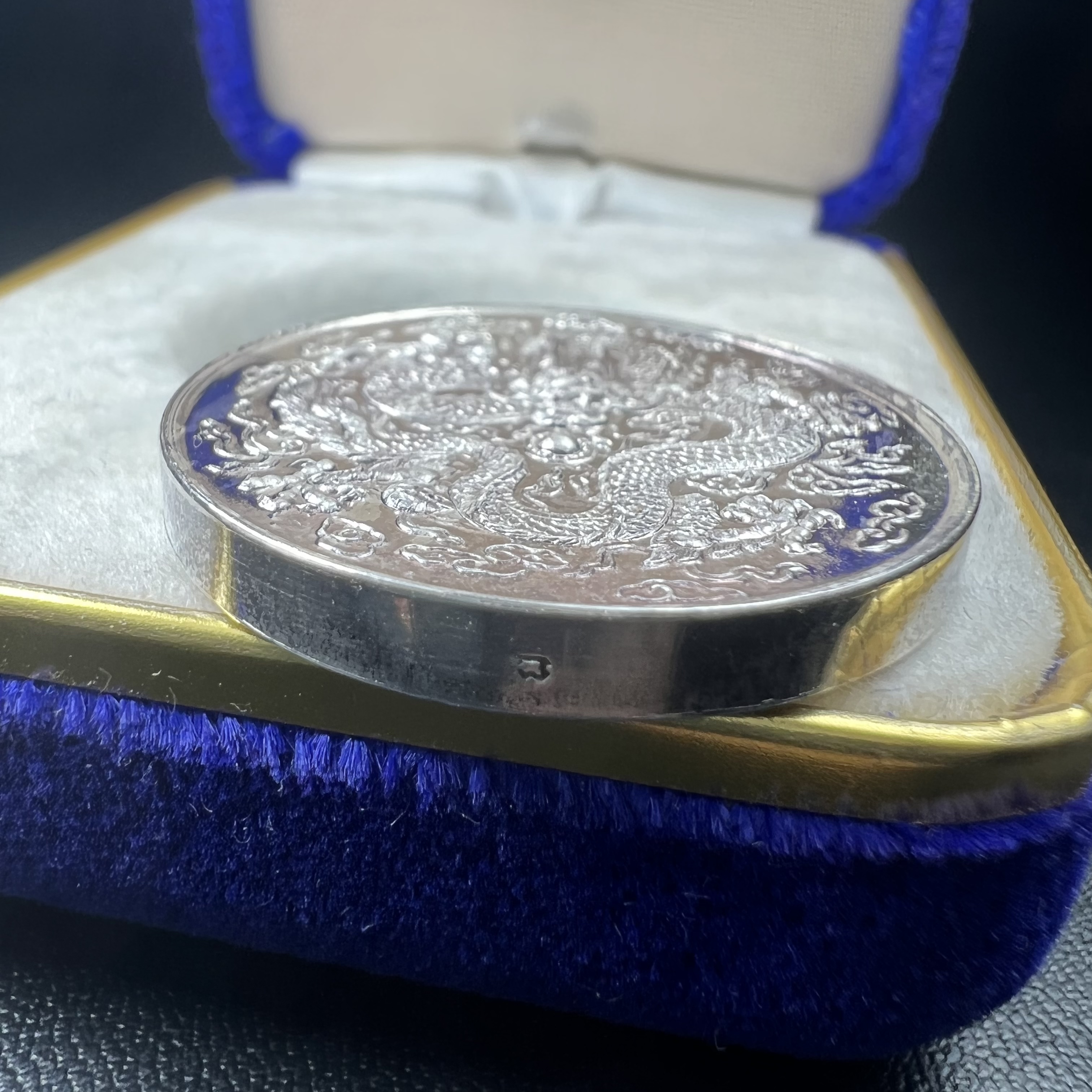 เหรียญพระอวโลกิเตศวร เจ้าแม่กวนอิมหลังมังกรคาบลูกแก้ว พระเทพกวี สมเด็จพระวันรัต วัดบวรนิเวศวิหาร กทม. ปี2536 ปลุกเสกพิธีใหญ่ ตอกโค๊ตขอบเหรียญ เนื้อเงินขัดเงาพ่นทราย ขนาด 3 ซม. พร้อมกล่องบรรจุเดิมครบ สภาพสวย