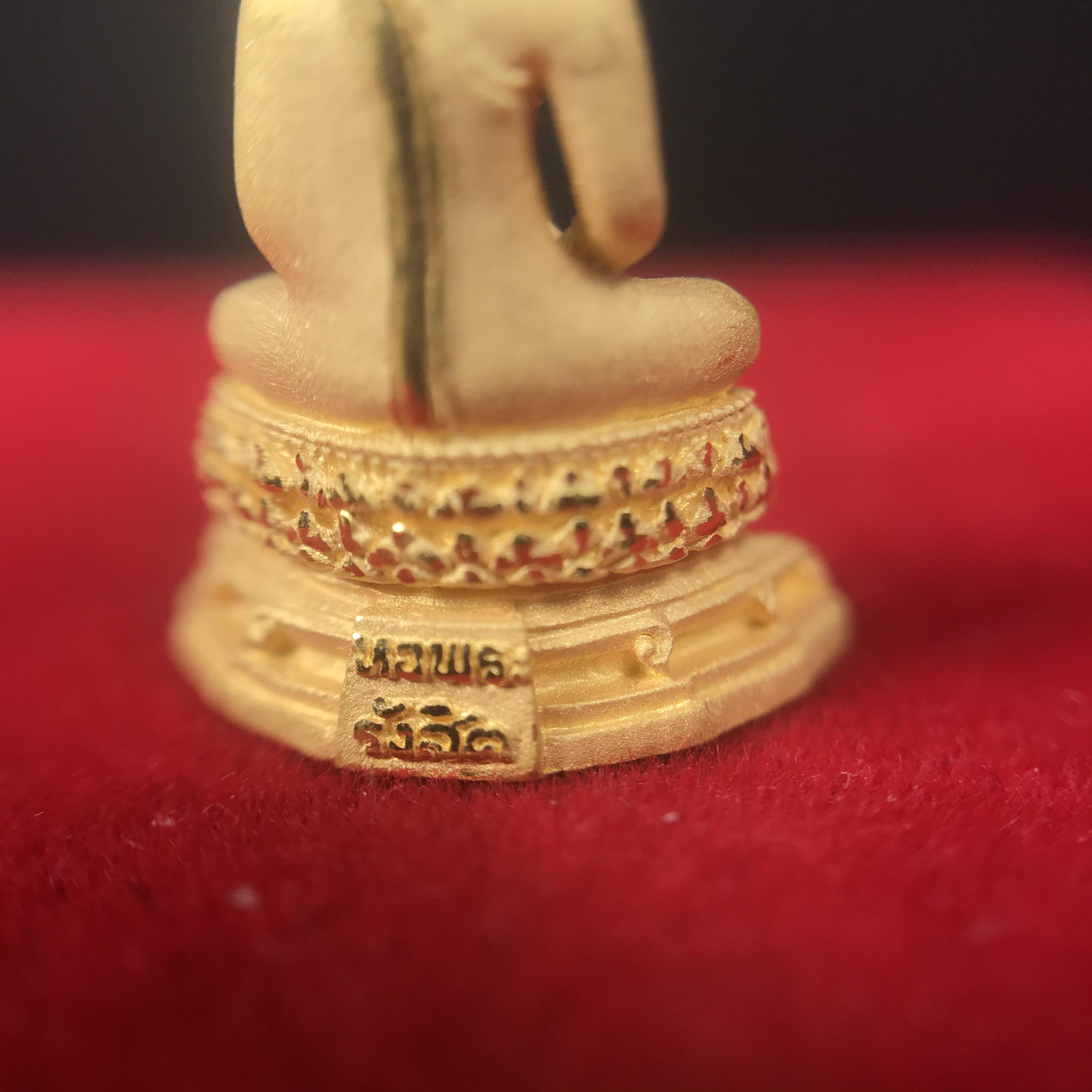 พระชัยวัฒน์พุทธสิหิงค์ ภปร. รุ่นสร้างหอพระธรรมศาสตร์ ปี2542 เนื้อทองคำ(5.9 กรัม) มหาพิธี 3วาระอันยิ่งใหญ่(1ใน5000องค์)