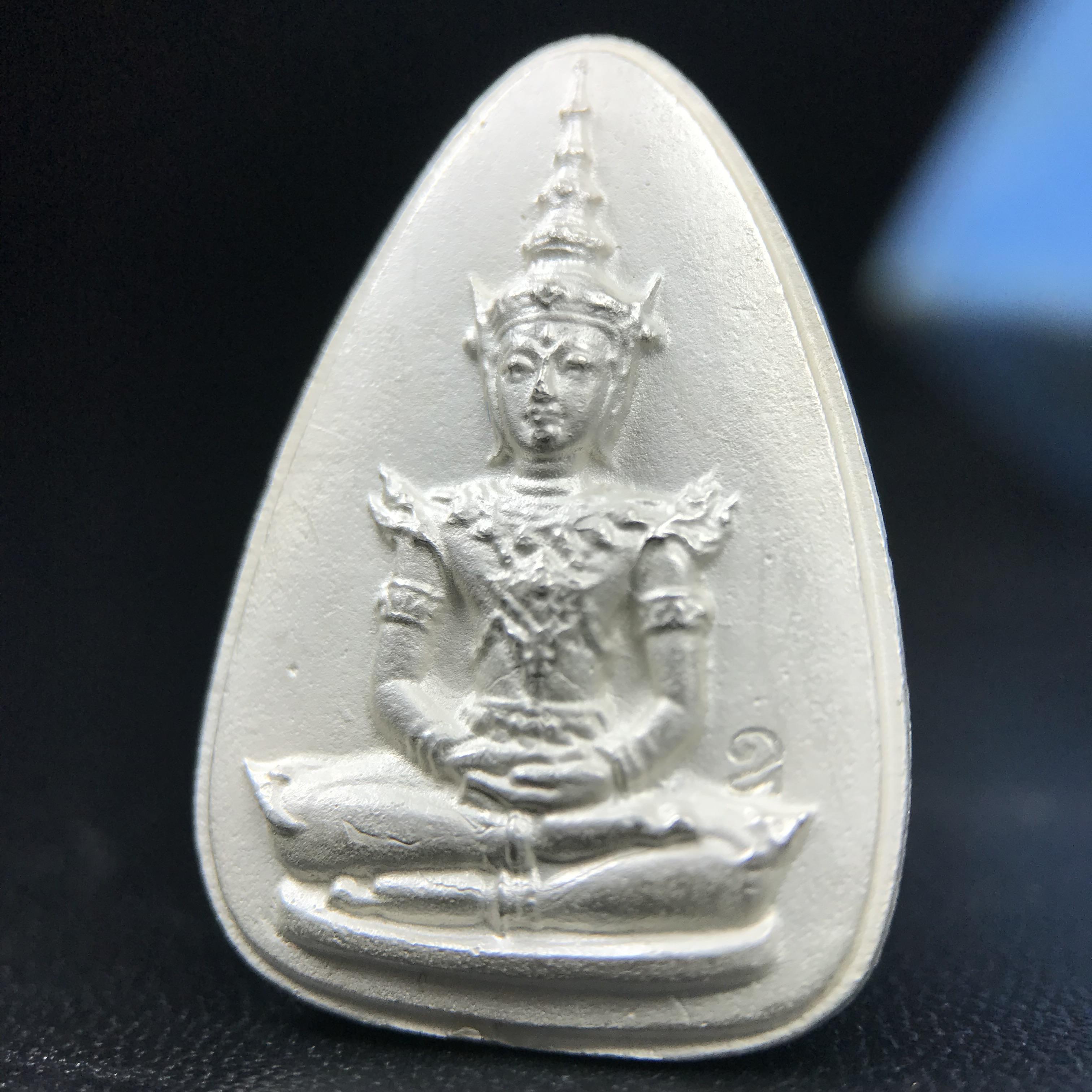 พระแก้วมรกต ญสส. สมเด็จพระญาณสังวร สมเด็จพระสังฆราช วัดบวรนิเวศวิหาร รุ่นมรดกไทย มรดกโลก พ.ศ.2536 จัดสร้างโดยมูลนิธิปริยัติศึกษา ในพระสังฆราชูปถัมภ์ เนื้อเงิน พิมพ์ใหญ่ขนาดสูง 3 ซ.ม. พร้อมกล่องบรรจุเดิมครบ