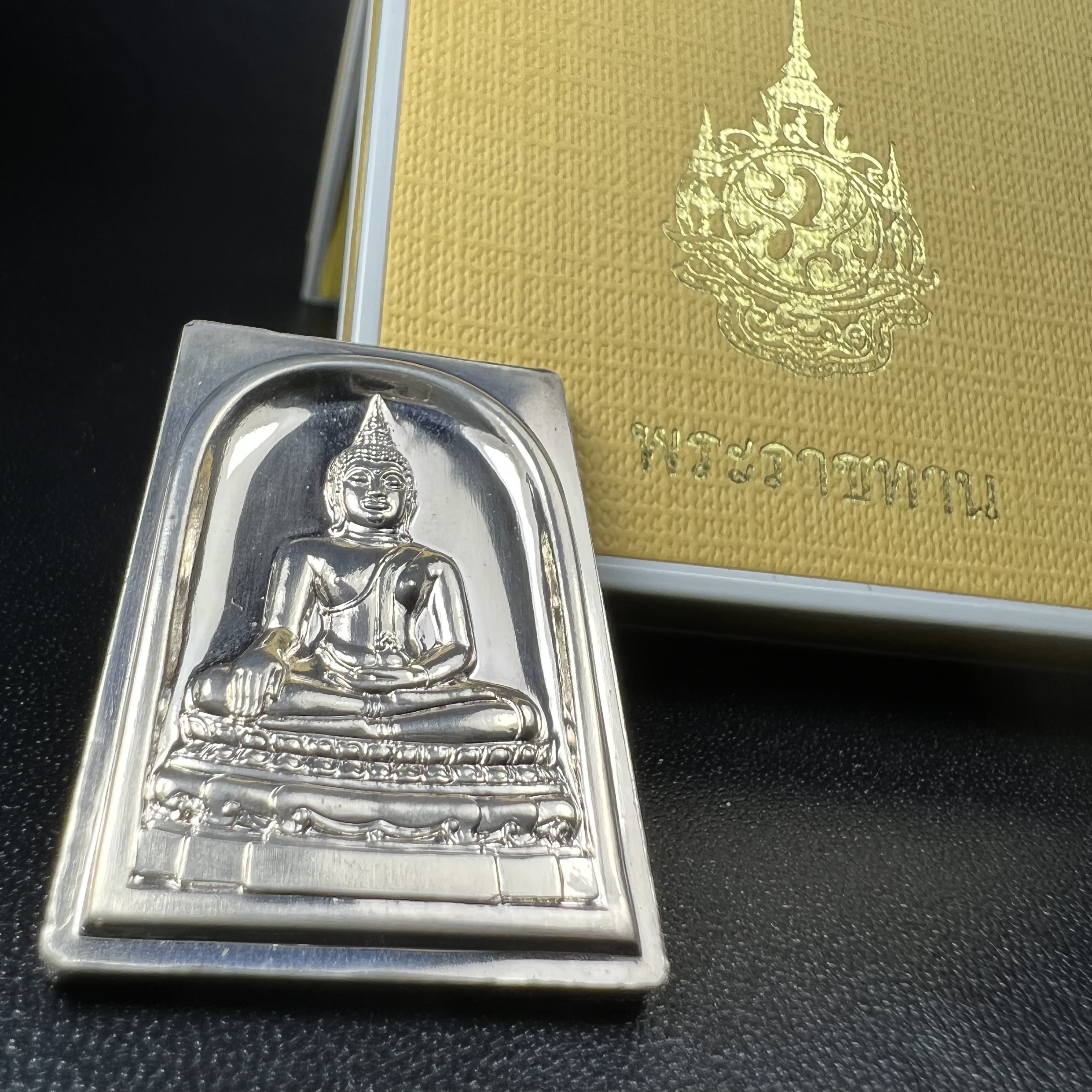 พระพุทธชินสีห์ หลังตรา ปรมาภิไธยย่อ ภปร. ในวโรกาสเฉลิมพระชมพรรษาในหลวงรัชกาลที่9 ครบ 7 รอบ และ ที่ระลึกสมโภชวัดบวรนิเวศวิหารครบ 175 ปี พ.ศ.2554 เหรียญเนื้อเงิน พิมพ์ใหญ่ ขนาดสูง 3.8 ซม. พร้อมกล่องบรรจุเดิมพระราชทาน(1 ใน 1585 เหรียญ)หายาก