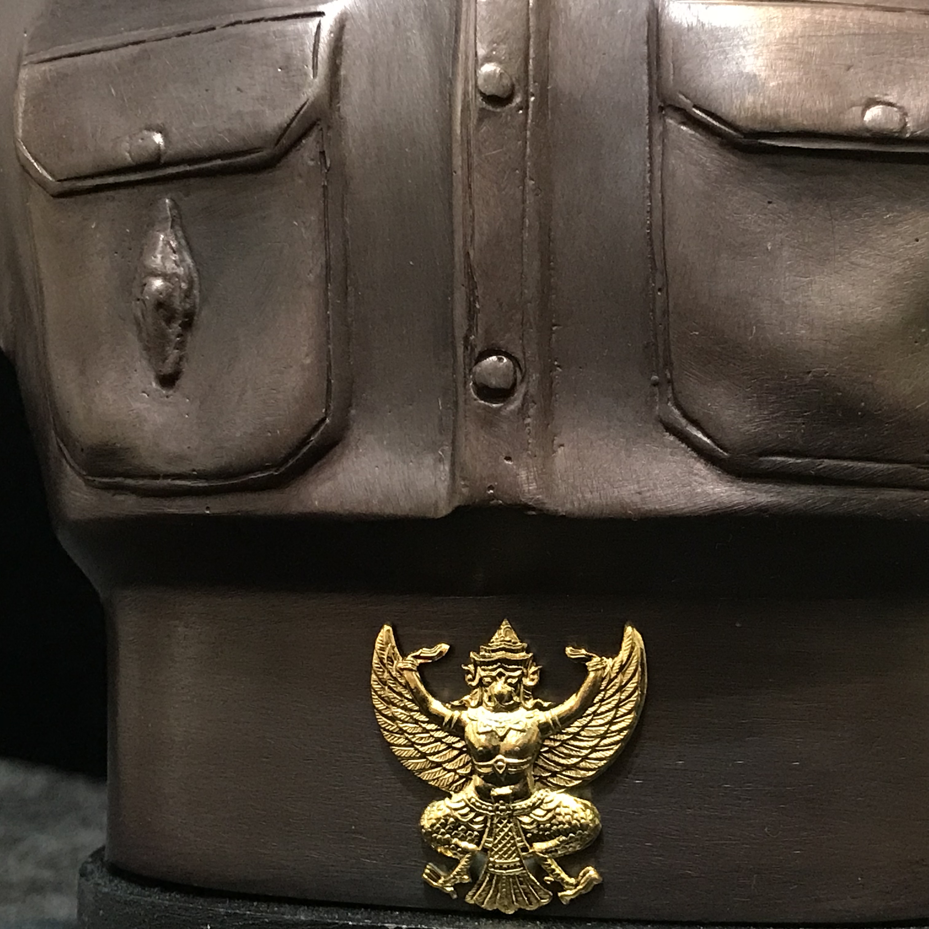 พระบรมรูปหล่อในหลวง ร.9 กรมราชองครักษ์ รุ่น 2 ปี 2539(นิยมหายาก)พร้อมใบรับรองเดิม(สภาพสวยสมบูรณ์เก็บเก่าเดิมอยู่ในถุงซีนและกล่องบรรจุเดิม)องค์หมายเลข 06220