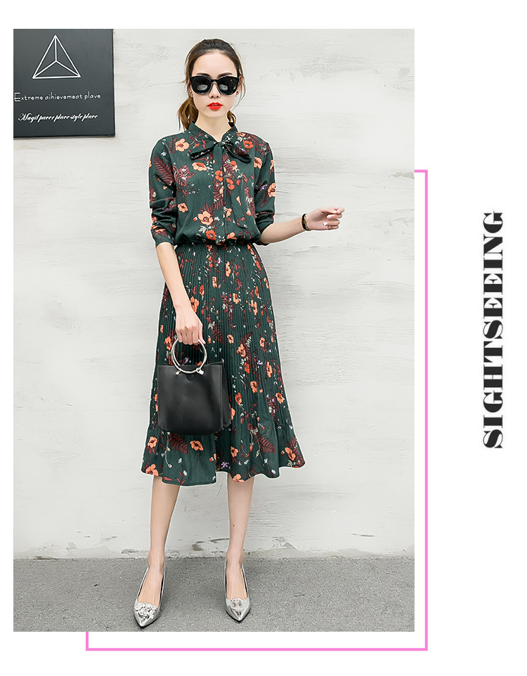 ชุดเดรสผ้าชีฟองสีเขียวเข้ม ลายดอกไม้สีส้มอมแดง กระโปรงอัดพลีทสวย chic
