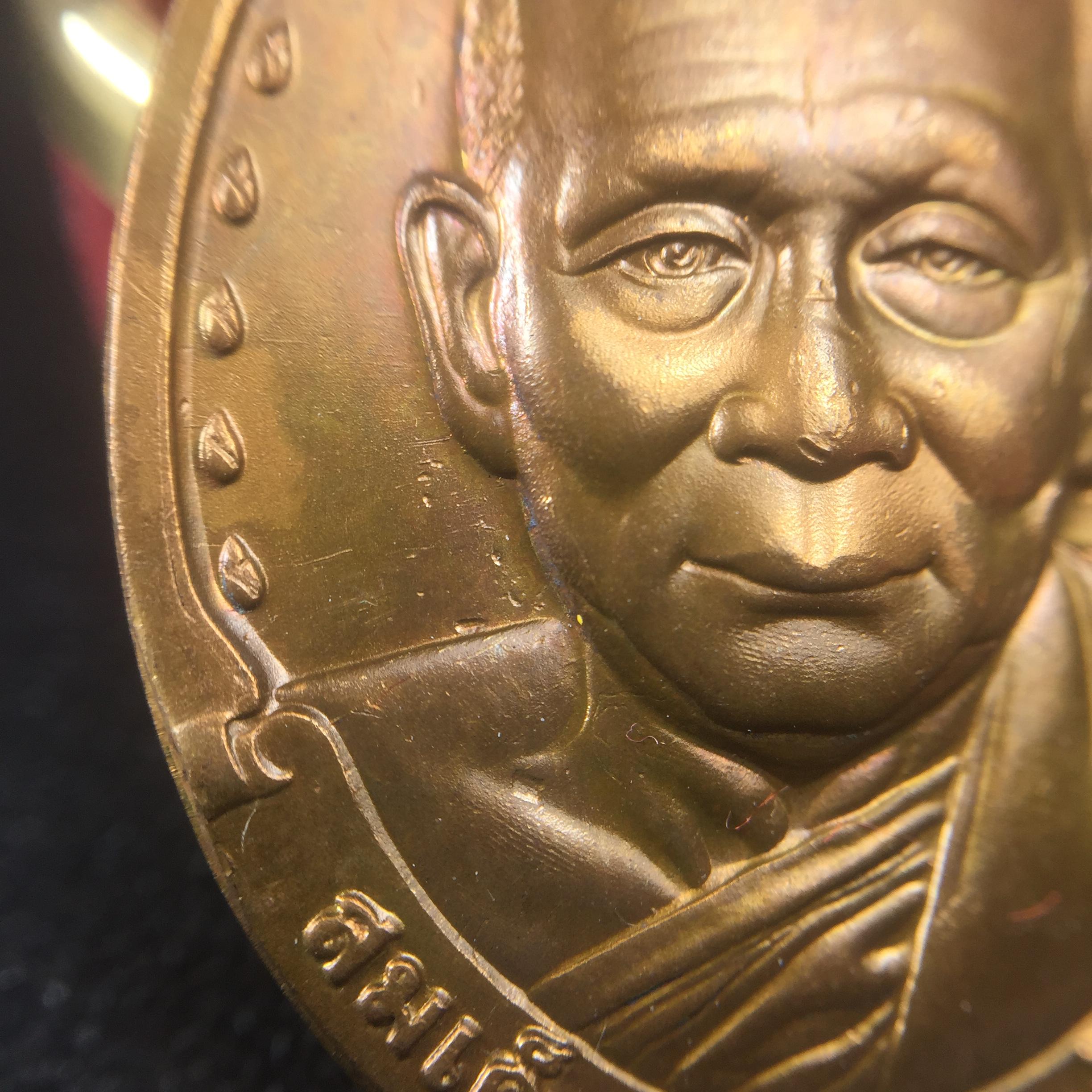 เหรียญรูปเหมือนรุ่นแรก สมเด็จพระญาณสังวร วัดบวรนิเวศวิหาร ปี2528 เนื้อทองแดง(บล็อกนิยมเขยื้อน-มีวงเดือน)สภาพสวยหายาก ชุดพระราชทานกรรมการ พร้อมกล่องบรรจุเดิม