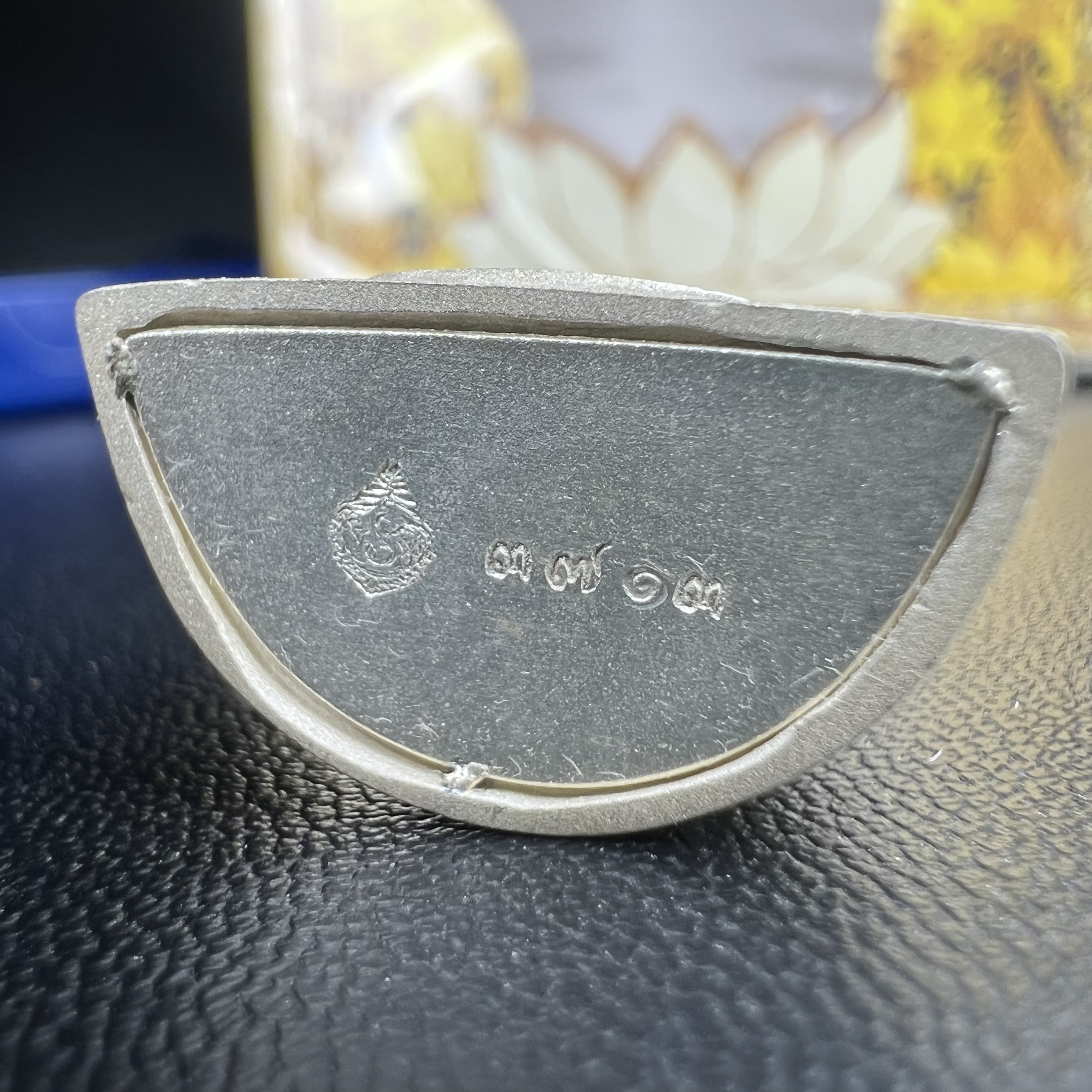 พระแก้วมรกต(จำลอง)ลอยองค์ ขนาดหน้าตัก 1/2 นิ้ว ทรงเครื่องฤดูร้อน เนื้อเงิน ตราสัญลักษณ์ฉลองสิริราชสมบัติ ครบ 60 ปี พ.ศ.2549(สภาพสวย ครบ สมบูรณ์))