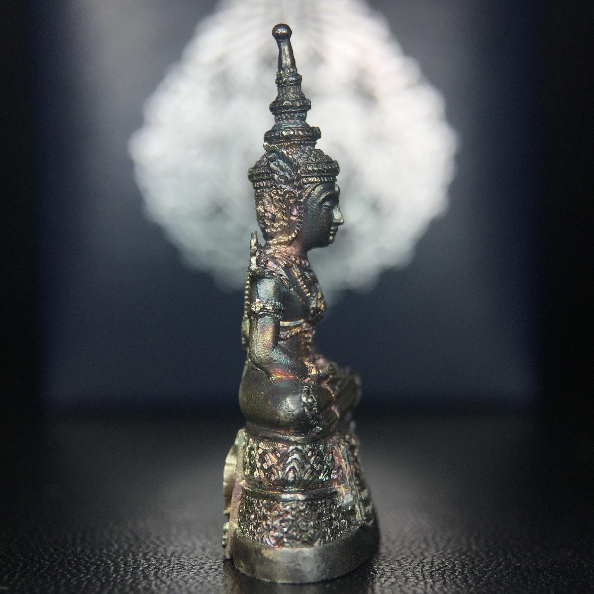 พระแก้วมรกต กรมสรรพสามิตจัดสร้างขึ้นเนื่องในโอกาสครบรอบ 64 ปีของกรมสรรพสามิต และเนื่องในวโรกาสที่พระบาทสมเด็จพระเจ้าอยู่หัวทรงครองราชย์ครบ50ปีเมื่อ พ.ศ.2539 เนื้อเงินทรายนวลขัดเงา(ผิวเดิมๆขึ้นสีรุ้งธรรมชาติสวย(สเน่ห์พระเนื้อเงินสีสันที่ธรรมชาติสรรค์สร้าง)