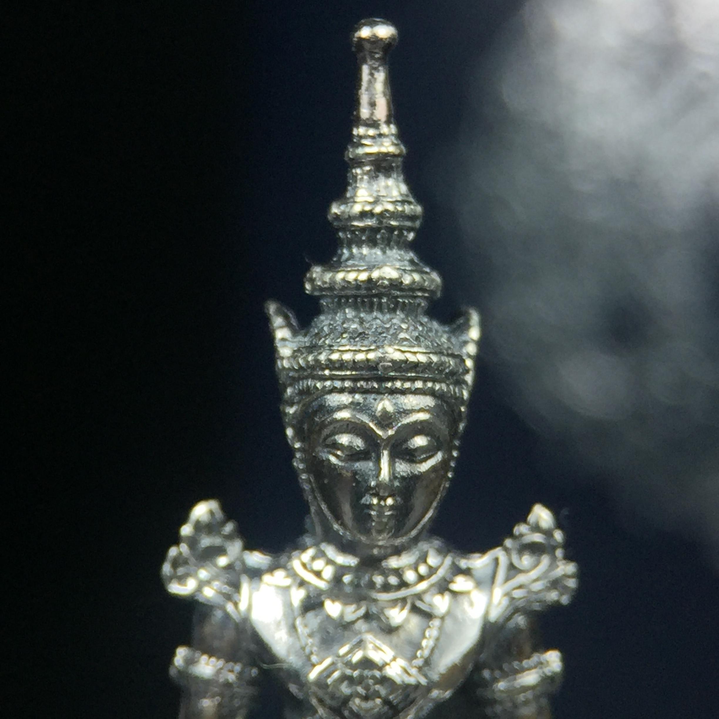 พระแก้วมรกต กรมสรรพสามิตจัดสร้างขึ้นเนื่องในโอกาสครบรอบ 64 ปีของกรมสรรพสามิต และเนื่องในวโรกาสที่พระบาทสมเด็จพระเจ้าอยู่หัวทรงครองราชย์ครบ 50 ปีในปีกาญจนาภิเษก เมื่อ พ.ศ.2539 เนื้อเงินรมดำขัดเงาพร้อมกล่องบรรจุเดิม