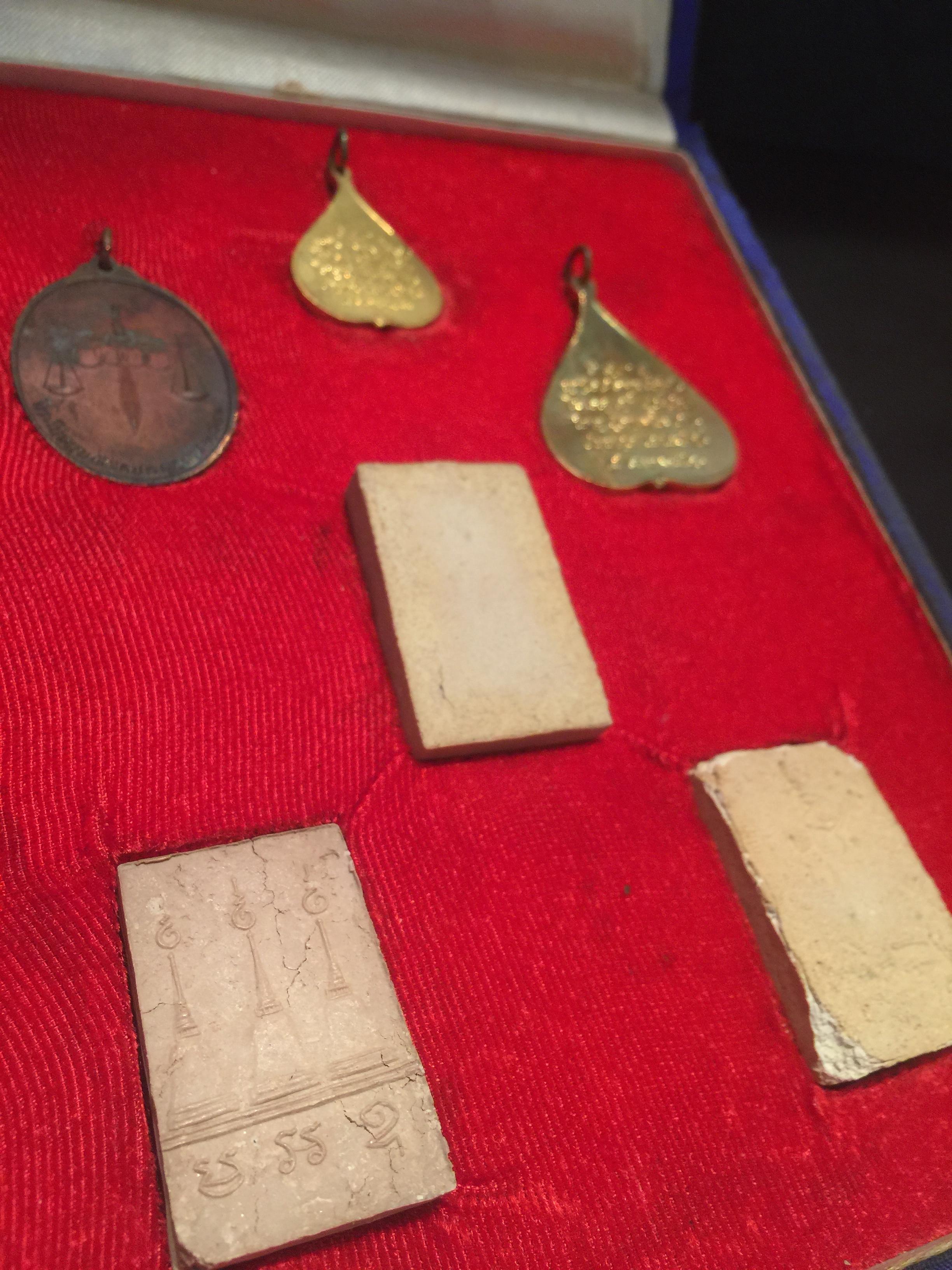 ชุดวัตถุมงคล การบำเพ็ญกุศลอายุครบ 5 รอบ สมเด็จพระญาณสังวร วัดบวรนิเวศวิหาร ปี2516 ชุดกรรมการใหญ่(บรรจุ6องค์)