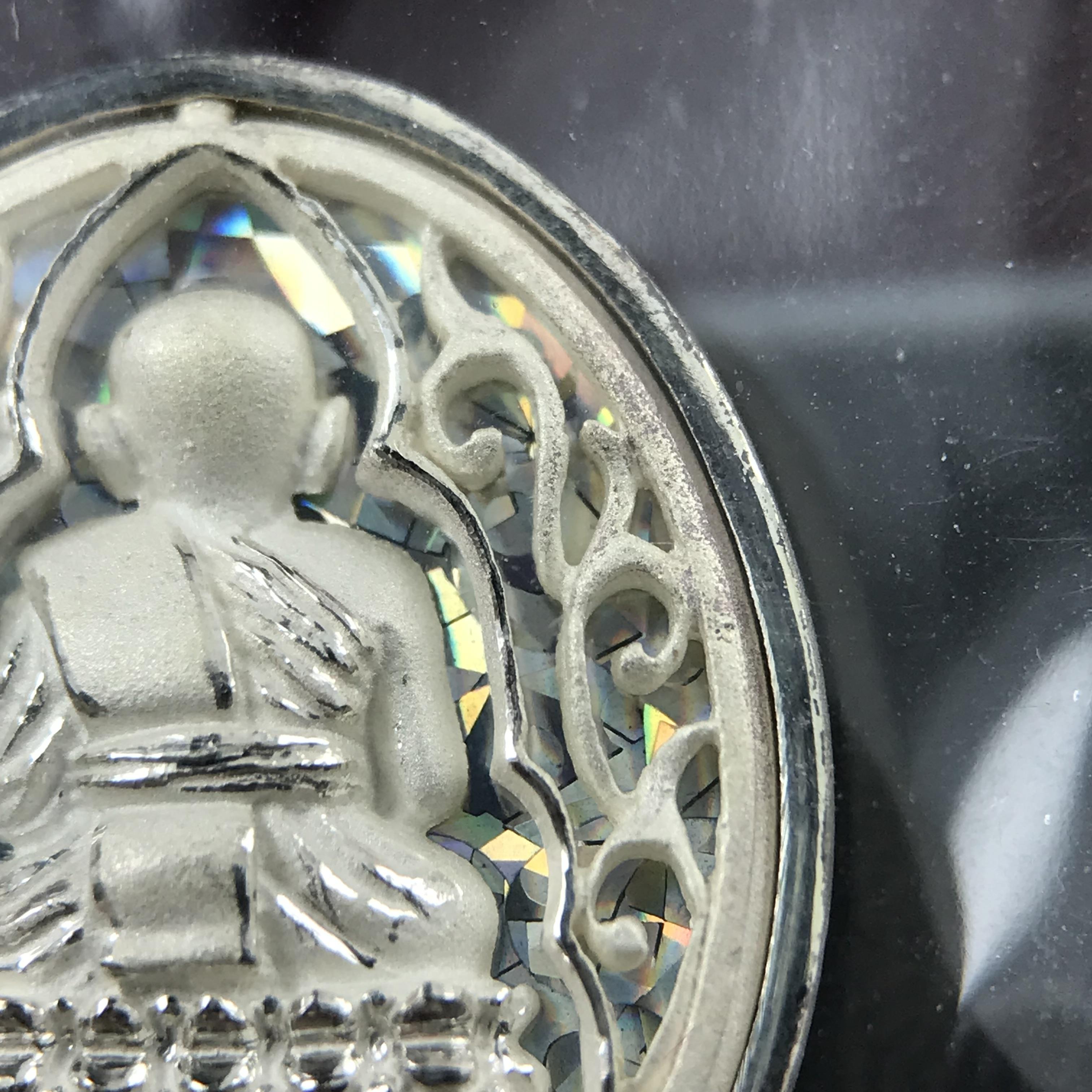 เหรียญหลวงพ่อทวด รุ่นมงคลบารมี วัดประสาทบุญญาวาส ปี 2545 เนื้อเงิน พิมพ์ทรงรูปไข่เล็ก(ขนาด 2.0*1.8 ซม.)ฉลุลายฉากพี้นหลังสีรุ้งสามมิติสวยงาม ตอกโค๊ตมีหมายเลข สภาพสวยซีนซองเดิมพร้อมกล่องบรรจุเดิมครบ***เดินทางปลอดภัยหลวงพ่อทวดคุ้มครอง****