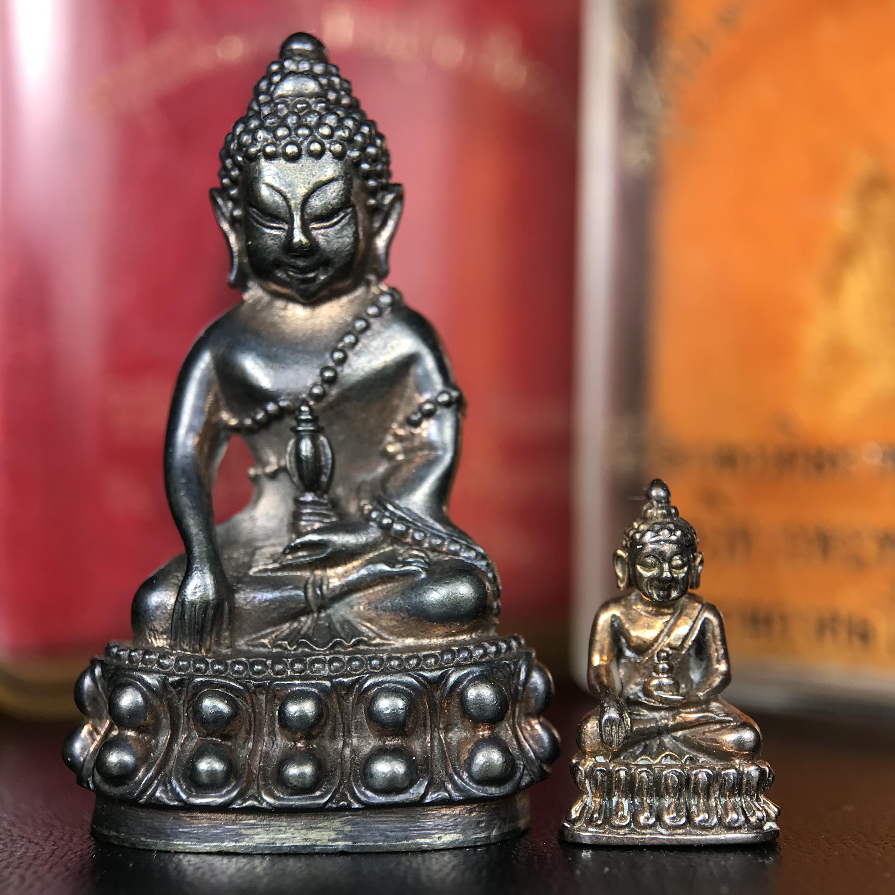 พระกริ่งนเรศวรพระองค์ดำ + พระชัยวัฒน์พระองค์ดำ อนุสรณ์ 100 ปี พิษณุโลกพิทยาคม (โรงเรียนชาย) พิธีจักรพรรดิมหาพุทธาภิเษก ปี 2542 เนื้อนวโลหะ(เต็มสูตรแก่ทองคำ) พิธีใหญ่มวลสารดีเกจิอาจารย์ยอดนิยมร่วมปลุกเสก*** ตอกโค้ดและหมายเลข*** 1 ใน 4999 องค์ ยอดนิยมหายาก