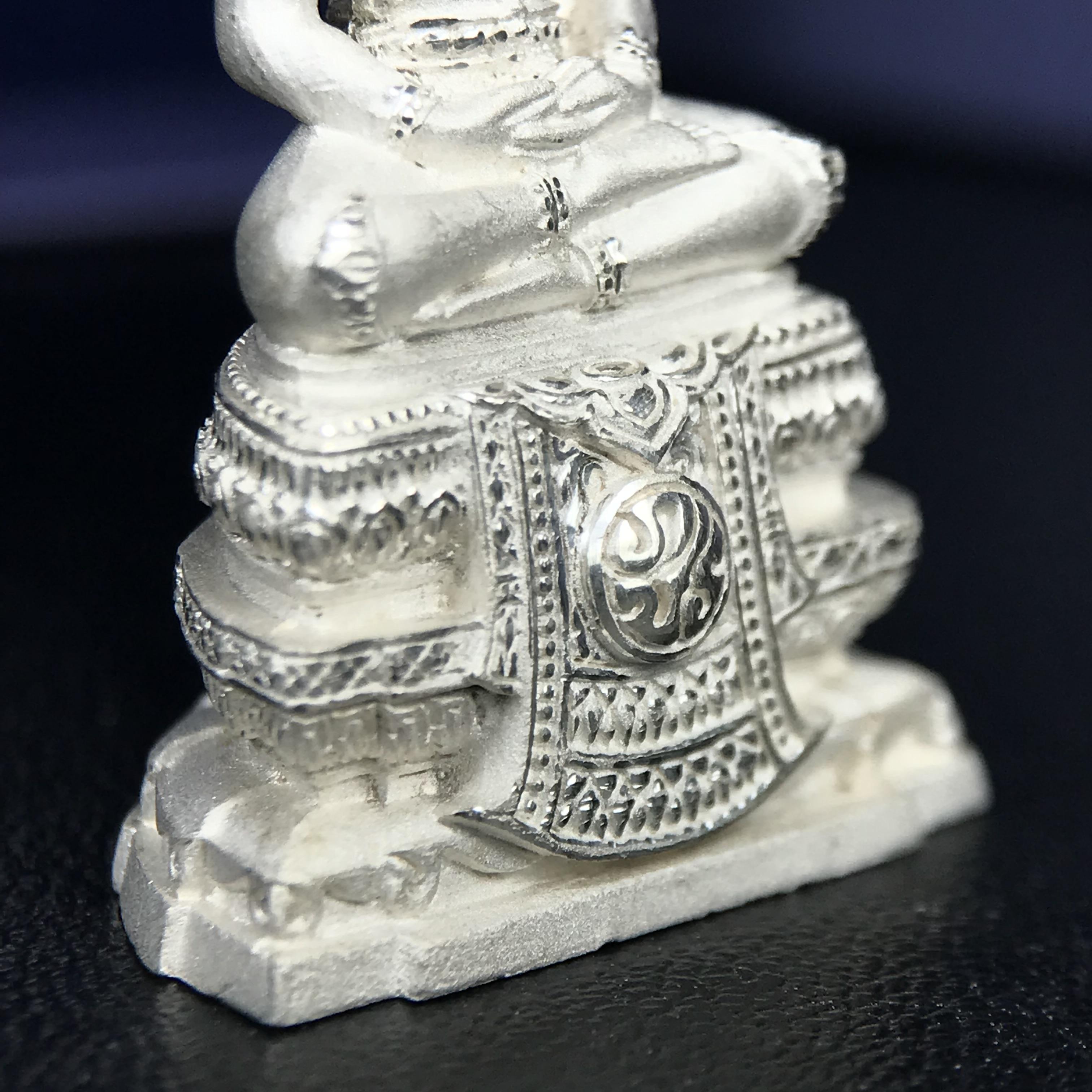 พระแก้วมรกต ภปร. ปี 2547 จัดสร้างโดยโรงพยาบาลภูมิพลอดุลยเดช เนื้อเงิน ลอยองค์ สูง 3.7 ซม. หน้าตัก 1/2 นิ้ว พิธีมหามังคาภิเษก ณ พระอุโบสถวัดพระศรีรัตนศาสดาราม(วัดพระแก้ว) งดงามทรงคุณค่าอีกหนึ่งรุ่นยอดนิยม หายาก(หมายเลขสวย ๑๔๙๙)(1ใน3000องค์)