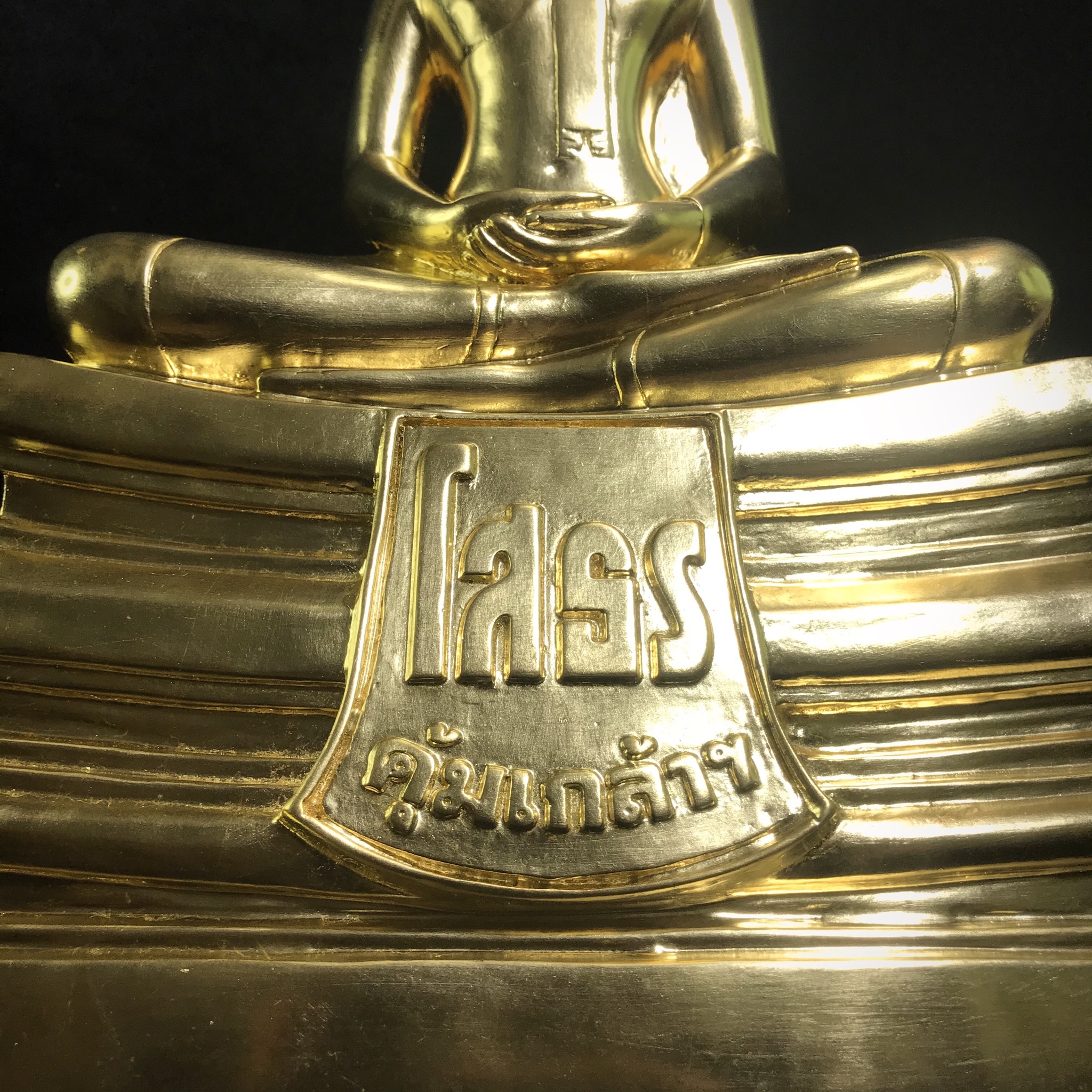 พระพุทธโสธร ทองประทาน คุ้มเกล้าฯ ปวงประชา ภปร.(ใต้ร่มพระบารมี คุ้มเกล้า) 60ปี โรงพยาบาลภูมิพลฯ พ.ศ.2552 เนื้อโลหะบรอนซ์ ลงรักปิดทอง(ขนาดบูชาหน้าตัก 9 นิ้ว)บรรจุมวลสาร“ทองคำศักดิ์สิทธิ์”ที่ปิดองค์หลวงพ่อมากว่า 100 ปี ตอกโค๊ดหมายเลข ๑๕๘(1 ใน 2000 องค์)หายาก