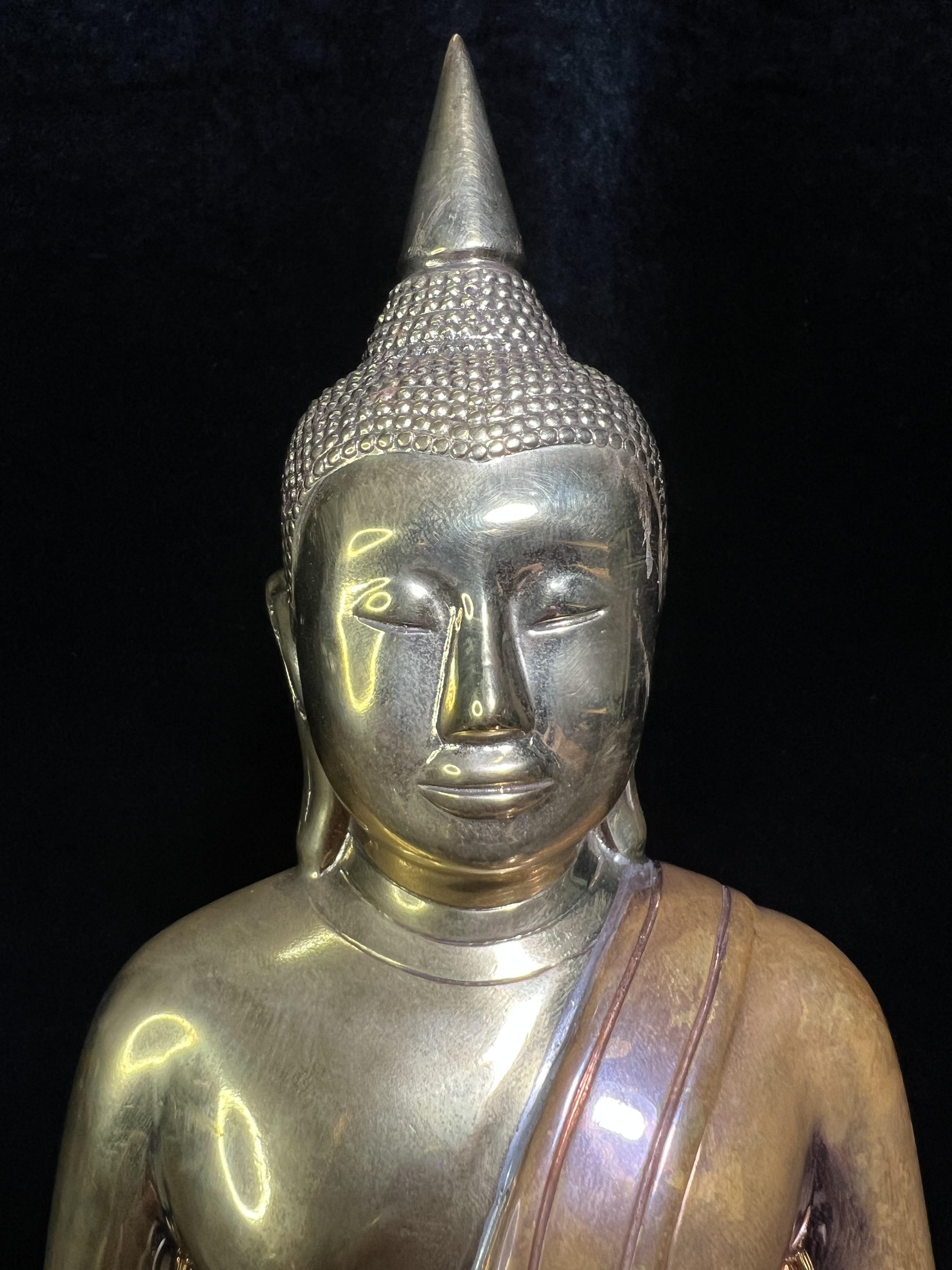 พระบูชาพระพุทธโสธร ภปร. รุ่นย้อนยุค ปี 2539 กาญจนาภิเษกครองราชสมบัติครบ 50ปี ในหลวงรัชกาลที่ 9 ขนาดหน้าตัก 9นิ้ว เนื้อสามกษัตริย์ หมายเลข๐๒๓๒๓(เลขสวย)อีกหนึ่งรุ่นยอดนิยม