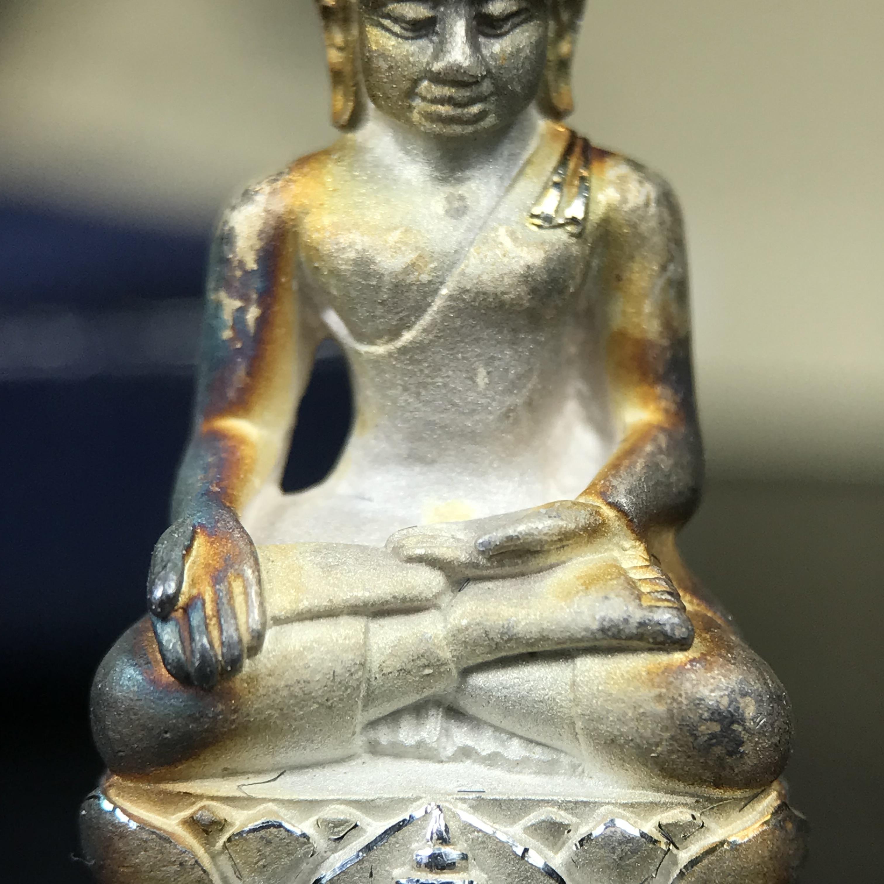 พระกริ่งไพรีพินาศ ญสส.มูลนิธิพิทักษ์ดวงตาประชาชน ฉลองศิริราชสมบัติครองราชย์ 50 ปี รัชกาลที่ 9 เนื้อเงินบริสุทธิ์ 99.9% (เนื้อเงินผิวเดิมติดรุ้งๆสวยเดิม)ขนาดสูง 2.8 ซม. พร้อมกล่องบรรจุเดิมและการ์ดใบรับรองเดิมครบสมบูรณ์(องค์หมายเลข ๒๓๒๗)