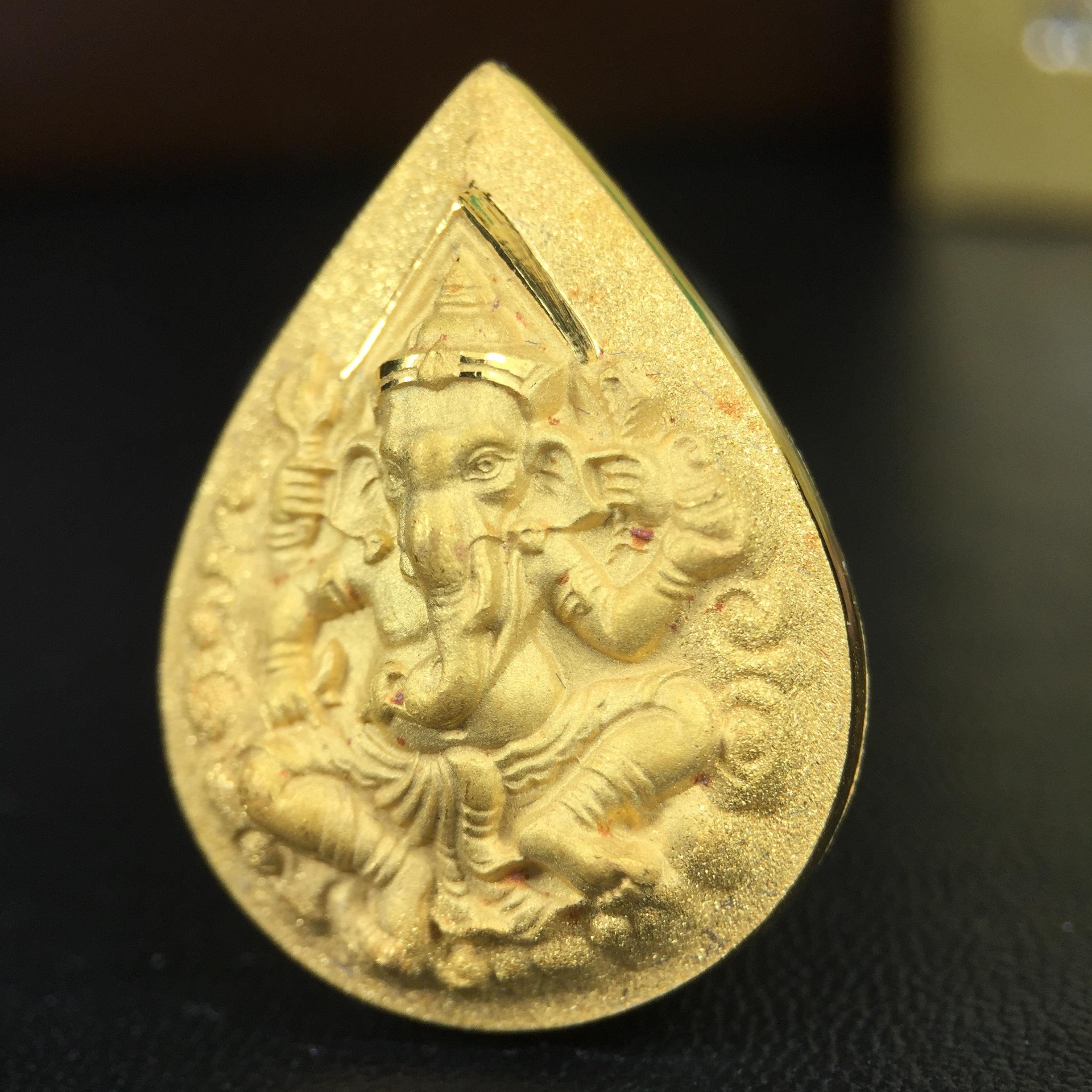 เหรียญพระพิฆเนศวร ญสส. ชุดกาญจนาภิเษกครองราชย์ 50 ปี พุทธศักราช 2538 วัดบวรนิเวศวิหาร ชุดทองคำพิมพ์ใหญ่(2.9 ซม.)(เนื้อทองคำ+เนื้อเงิน+เนื้อทองทิพย์) สภาพสวยเดิมพร้อมกล่องบรรจุเดิม ตอกโค๊ดหมายเลขกำกับ 634(พิธีใหญ่ พุทธศิลป์งดงาม)(นิยมหายาก)1 ใน 939 ชุด