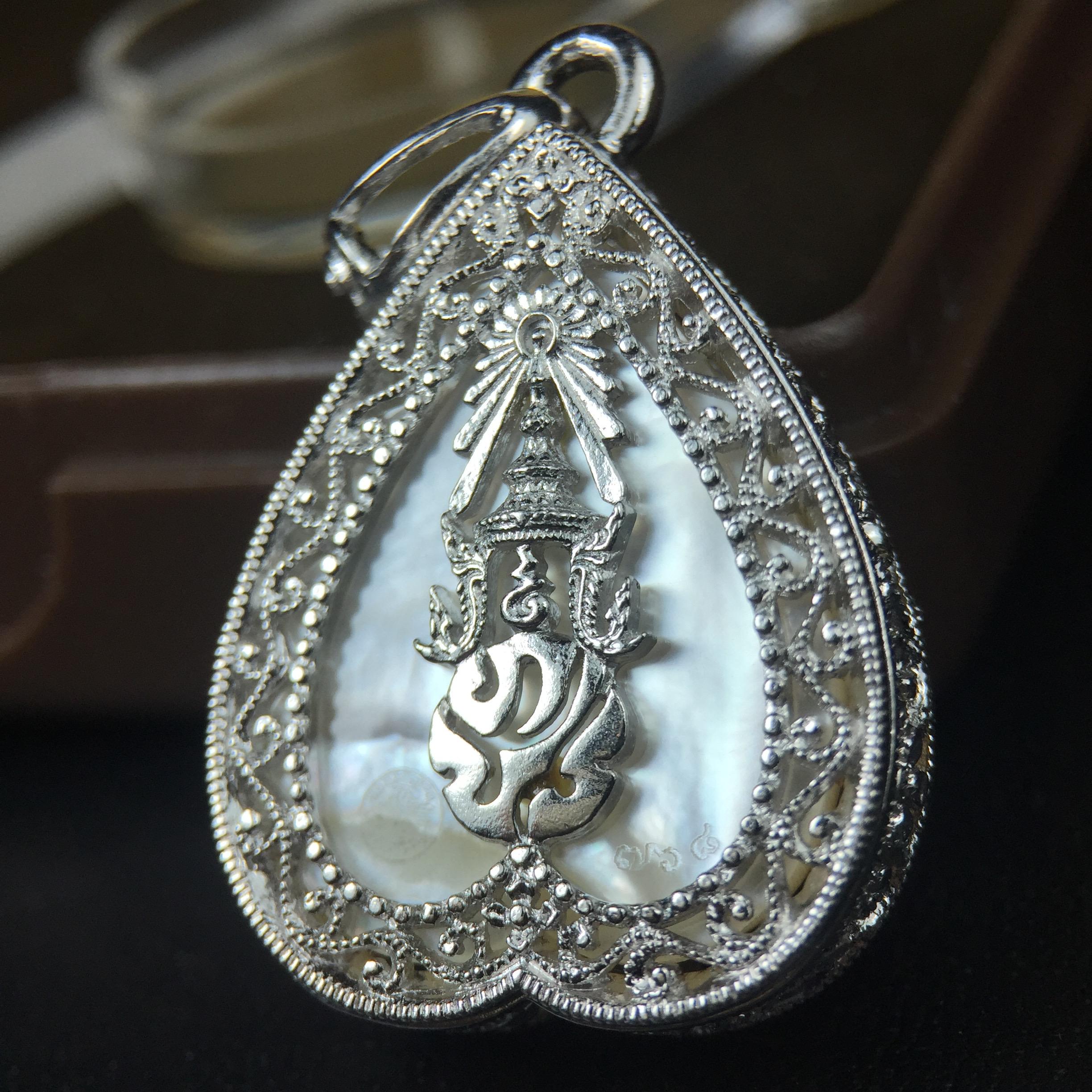 พระพุทธชินราช ภปร. โครงการ "เพราะแผ่นดินนี้ คือ แผ่นดินเกิด" ปี2548(รุ่นแรก) เหรียญทรงใบโพธิ์ ขนาด 21 x 29 มม. เนื้อเงินสามกษัตริย์ องค์พระชุบสามกษัตริย์ ล้อมด้วยกรอบเงินชุบทองคำขาวสลักเสลาเป็นลวดลายละเอียดอ่อน ส่วนพื้นองค์พระเป็นเปลือกหอยมุข