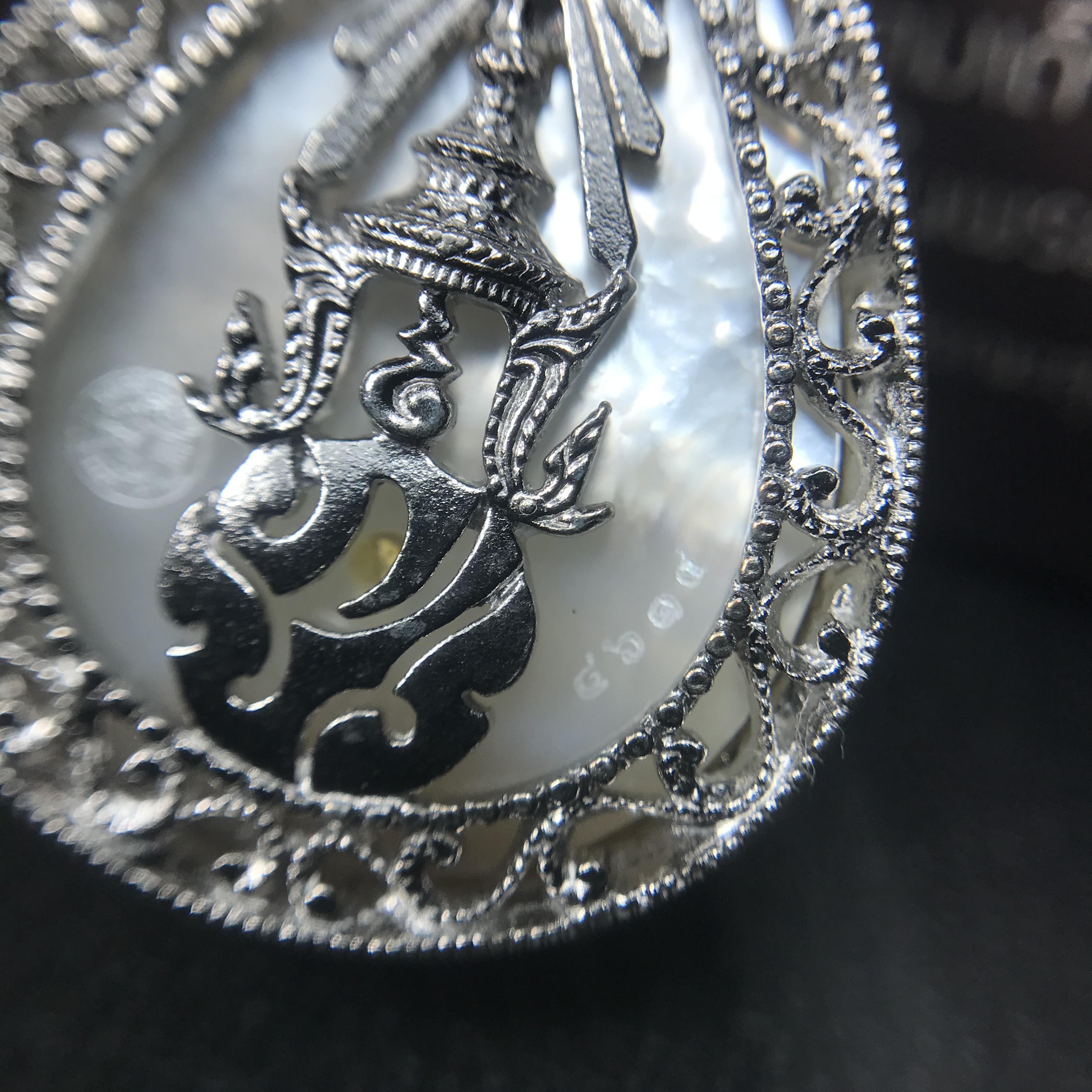 พระพุทธชินราช ภปร. โครงการ "เพราะแผ่นดินนี้ คือ แผ่นดินเกิด" ปี2548(รุ่นแรก) เหรียญทรงหยดน้ำ ขนาด 21 x 31 มม. เนื้อเงินสามกษัตริย์