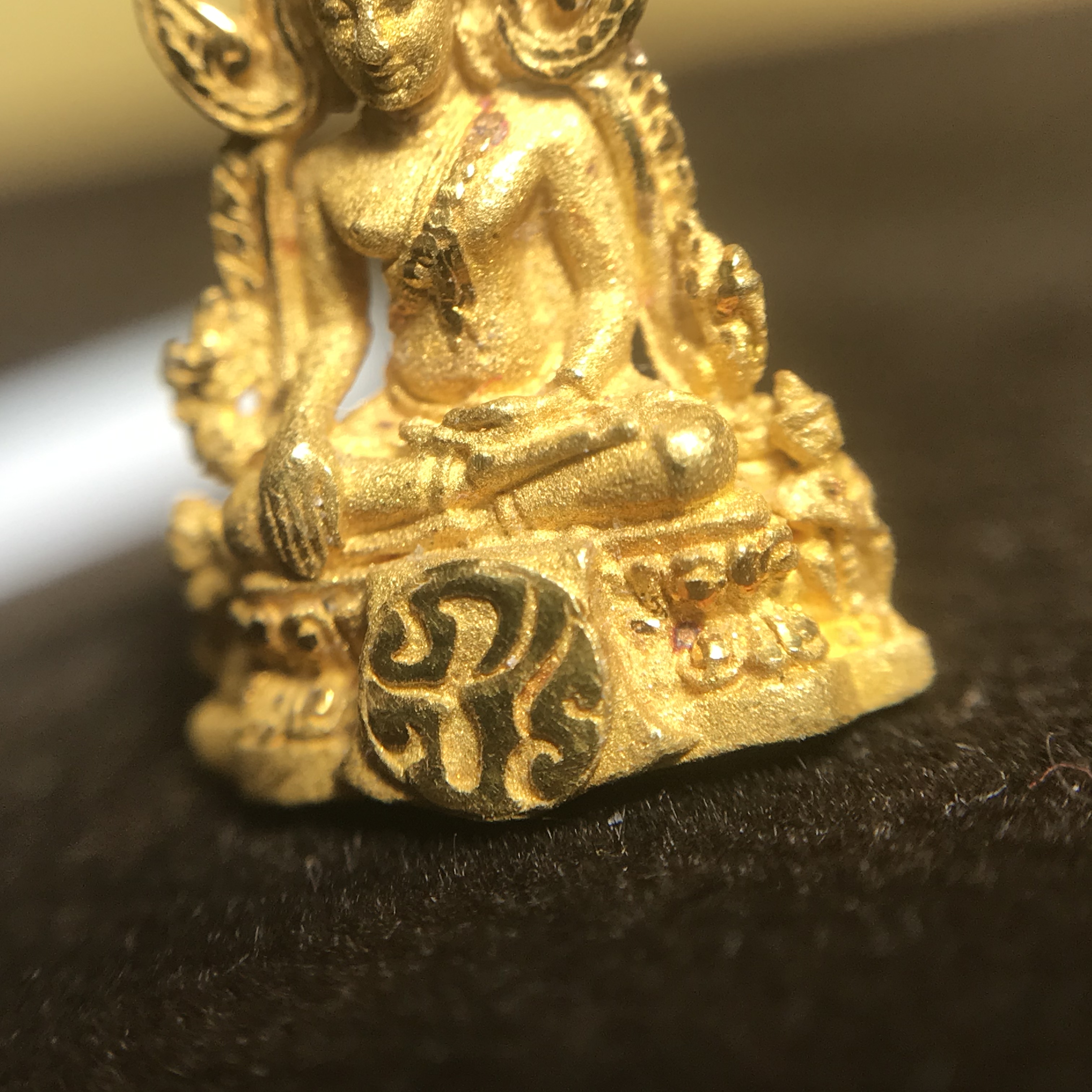 พระพุทธชินราช ภปร. โครงการ "เพราะแผ่นดินนี้ คือ แผ่นดินเกิด" ปี2548(รุ่นแรก) ลอยองค์ หน้าตัก 1/4 นิ้ว เนื้อทองคำบริสุทธิ์ 96.5% (น้ำหนัก 2.5 กรัม)