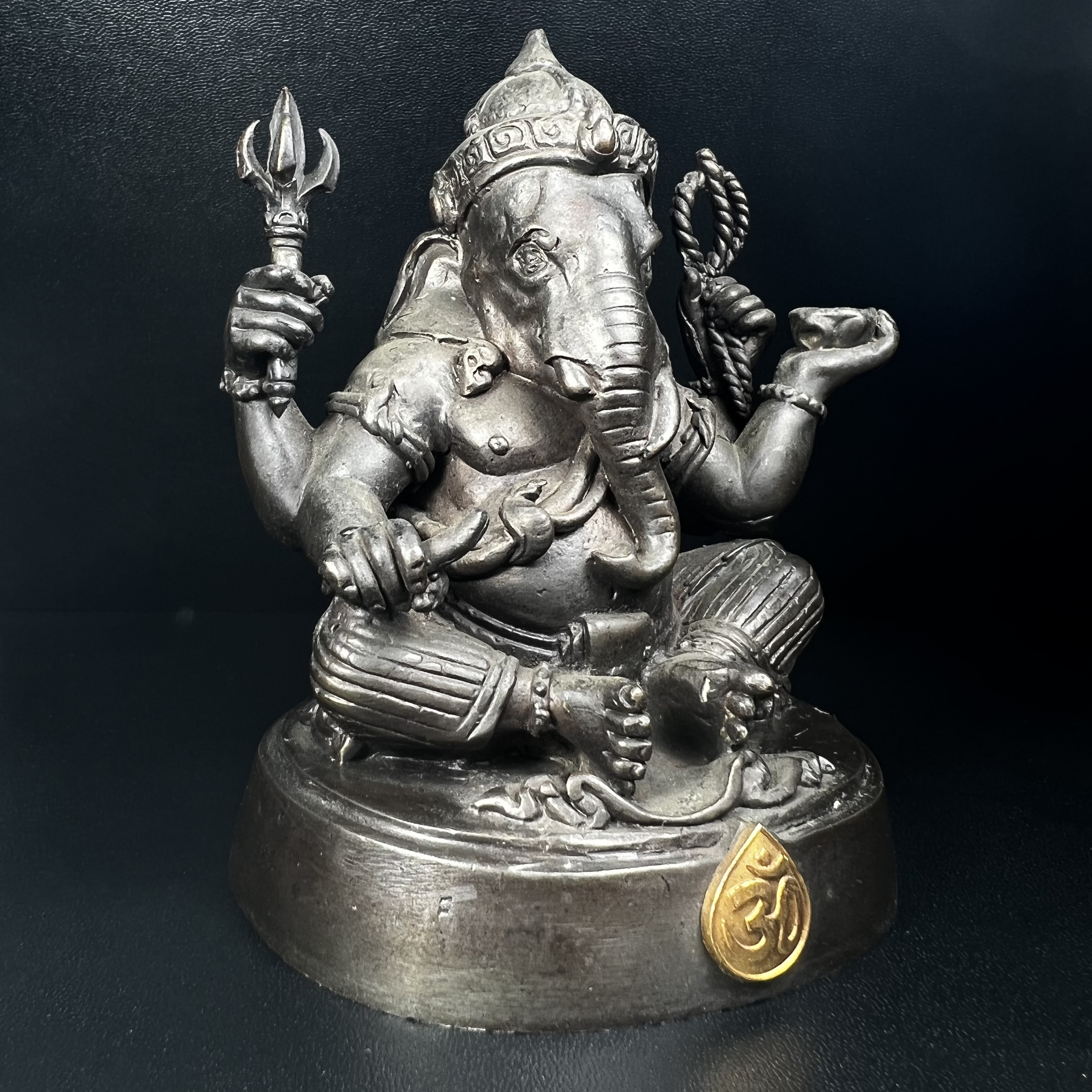 พระพิฆเนศ กรมศิลปากร ปี2547 ขนาดบูชาหน้าตัก 3 นิ้ว โลหะผสมเนื้อดี มีโค๊ดหมายเลขกำกับNo.821 (1 ใน 5000 องค์)รุ่นยอดนิยมหายาก