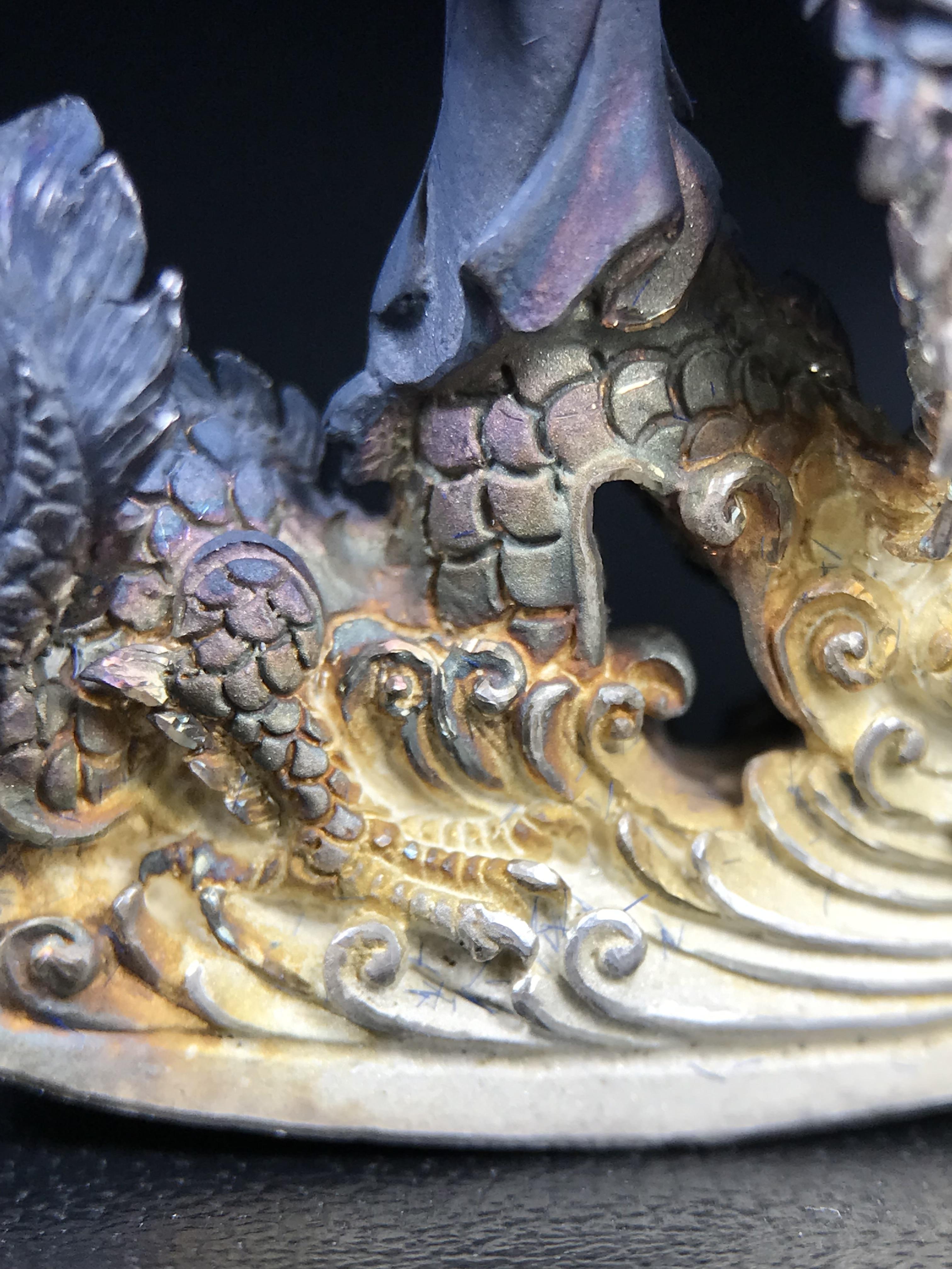 รูปหล่อลอยองค์พระโพธิสัตว์กวนอิม ทรงประทับมังกร จ.ระนอง ปี 2539 เนื้อเงิน พิมพ์ใหญ่(ผิวกลับดำทูโทนเข้มขลังสวยงามมีเสน่ห์)(สภาพผิวเดิม)(เสน่ห์พระเนื้อเงินสีสันที่ธรรมชาติสรรค์สร้าง)เฉลิมฉลองในวโรกาสที่พระบาทสมเด็จพระเจ้าอยู่หัวทรงครองสิริราชสมบัติครบ50ปี