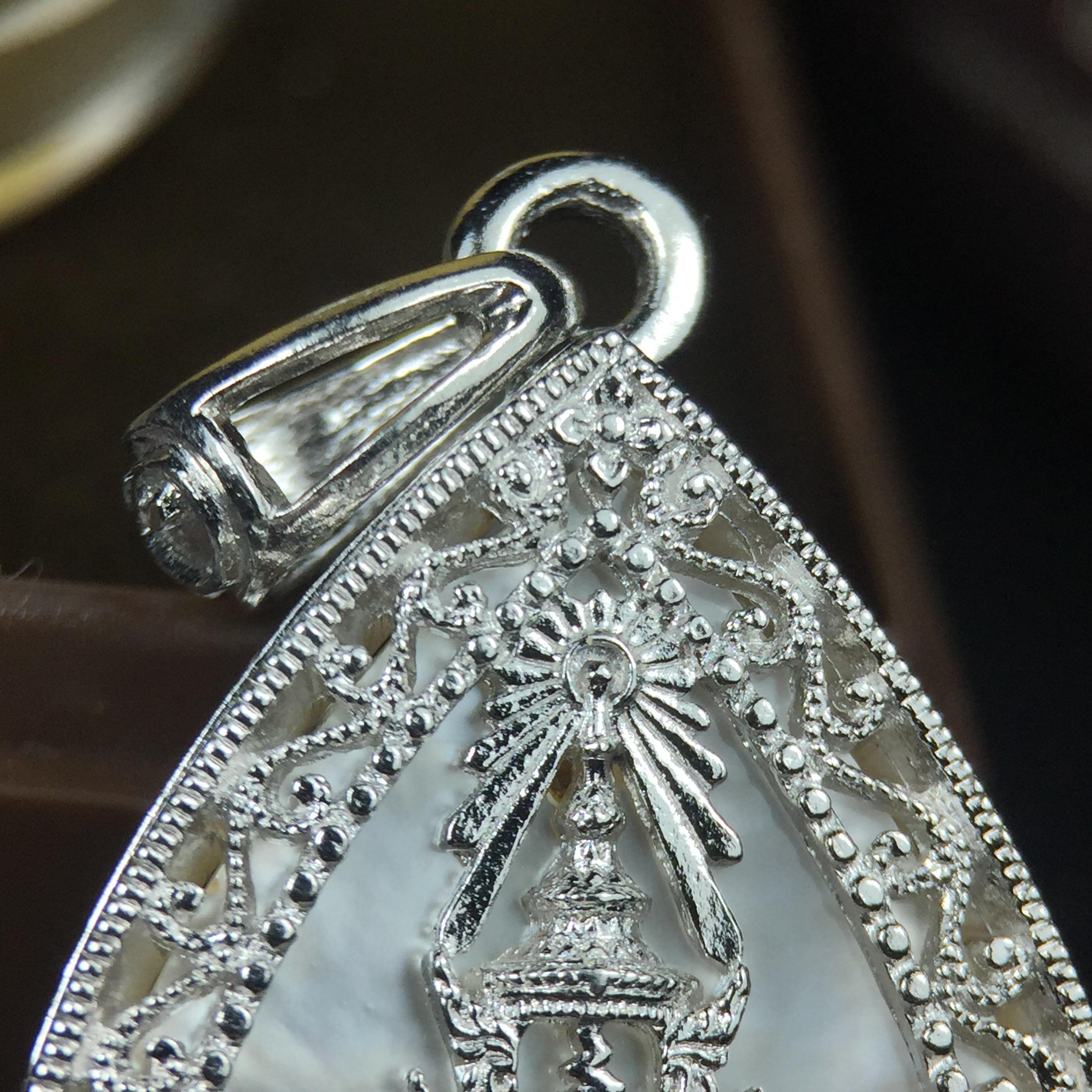 พระพุทธชินราช ภปร. โครงการ "เพราะแผ่นดินนี้ คือ แผ่นดินเกิด" ปี2548(รุ่นแรก) เหรียญทรงใบโพธิ์ ขนาด 21 x 29 มม. เนื้อเงินสามกษัตริย์ องค์พระชุบสามกษัตริย์ ล้อมด้วยกรอบเงินชุบทองคำขาวสลักเสลาเป็นลวดลายละเอียดอ่อน ส่วนพื้นองค์พระเป็นเปลือกหอยมุข