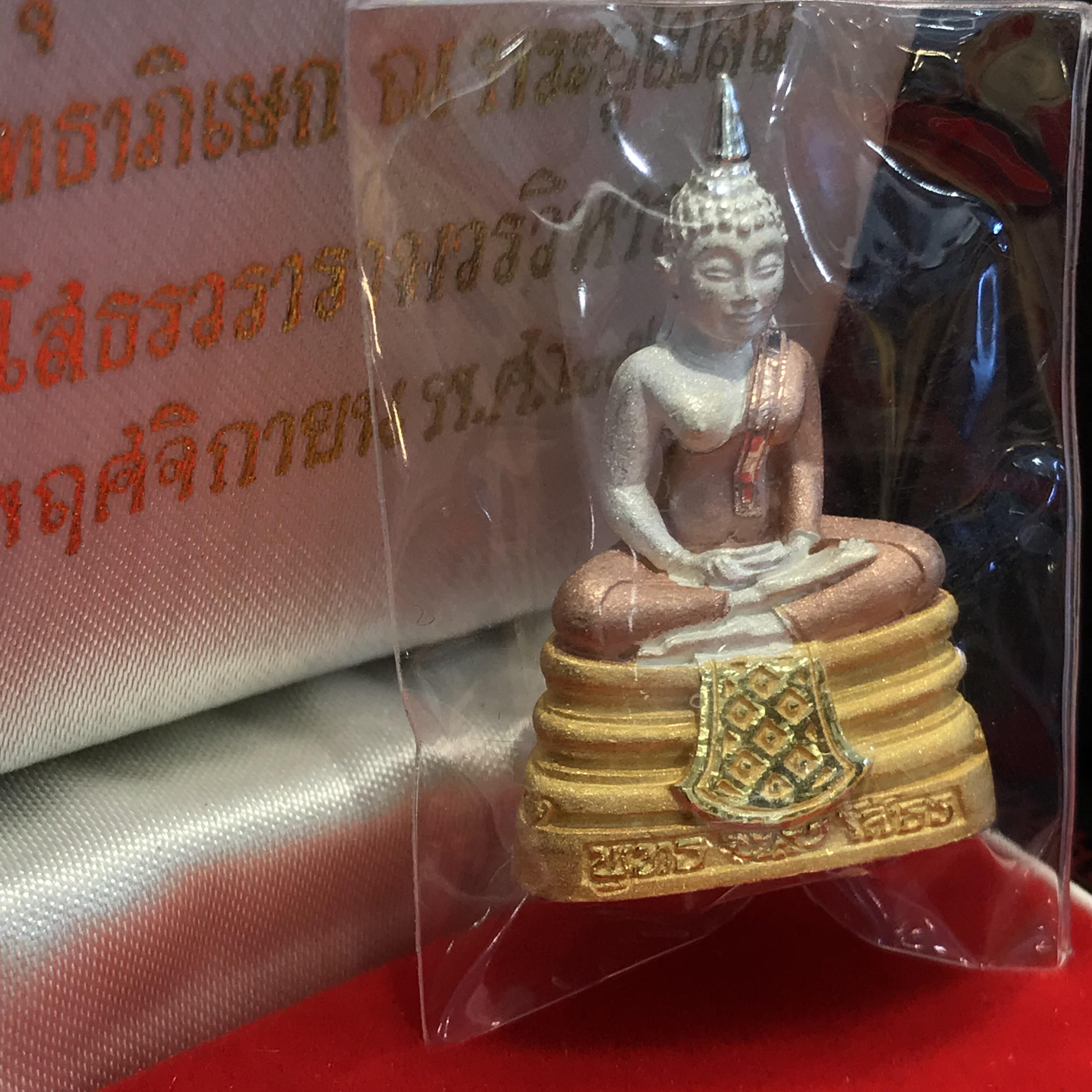 พระพุทธโสธร(หลวงพ่อโสธร) เนื้อเงินสามกษัตริย์ รุ่นสร้างอุโบสถ งานแพรนด้าจิวเวลลี่ พร้อมกล่องเดิม พ.ศ.2539