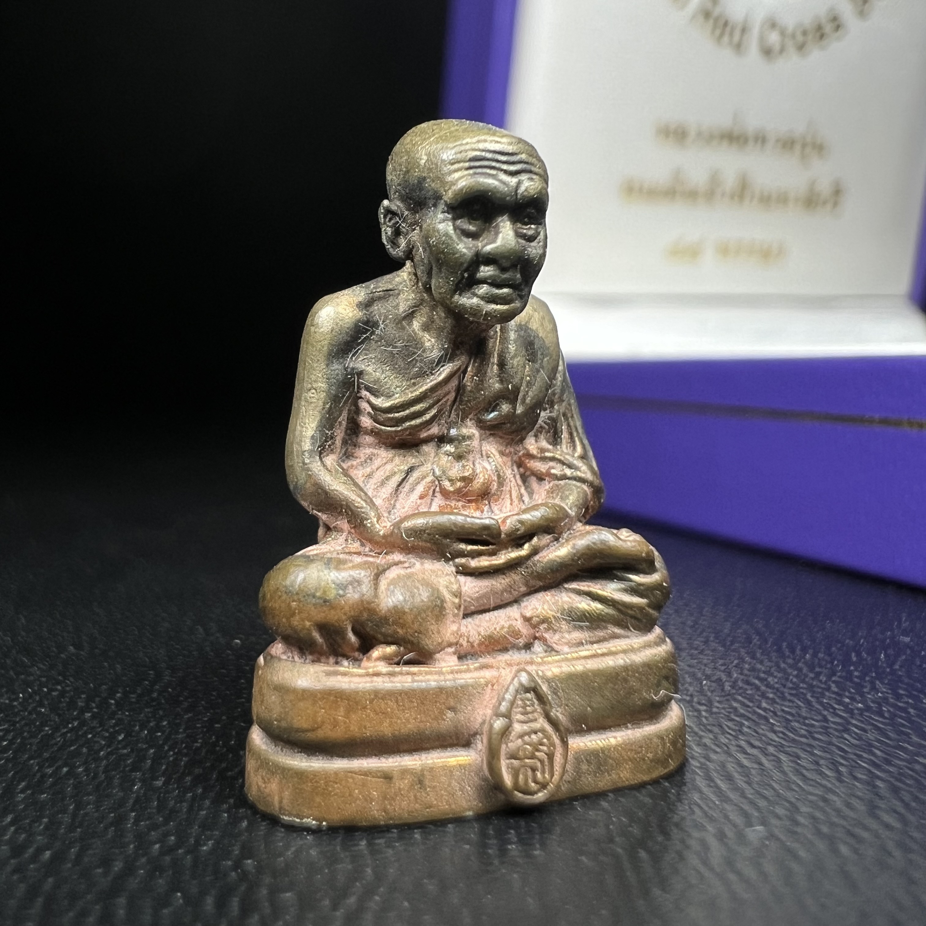 หลวงพ่อทวด สธ. รุ่นสมเด็จเจ้าฟ้ามหาจักรี 48พรรษา จัดสร้างโดยสภากาชาดไทย ปี2546 (รูปหล่อขนาดห้อยคอ) ) เนื้อนวโลหะ(ขนาดกลาง 1.5*2.2 ซม.)พุทธาภิเษก ณ วัดช้างให้ จังหวัดปัตตานี พร้อมกล่องบรรจุเดิมสวยงาม