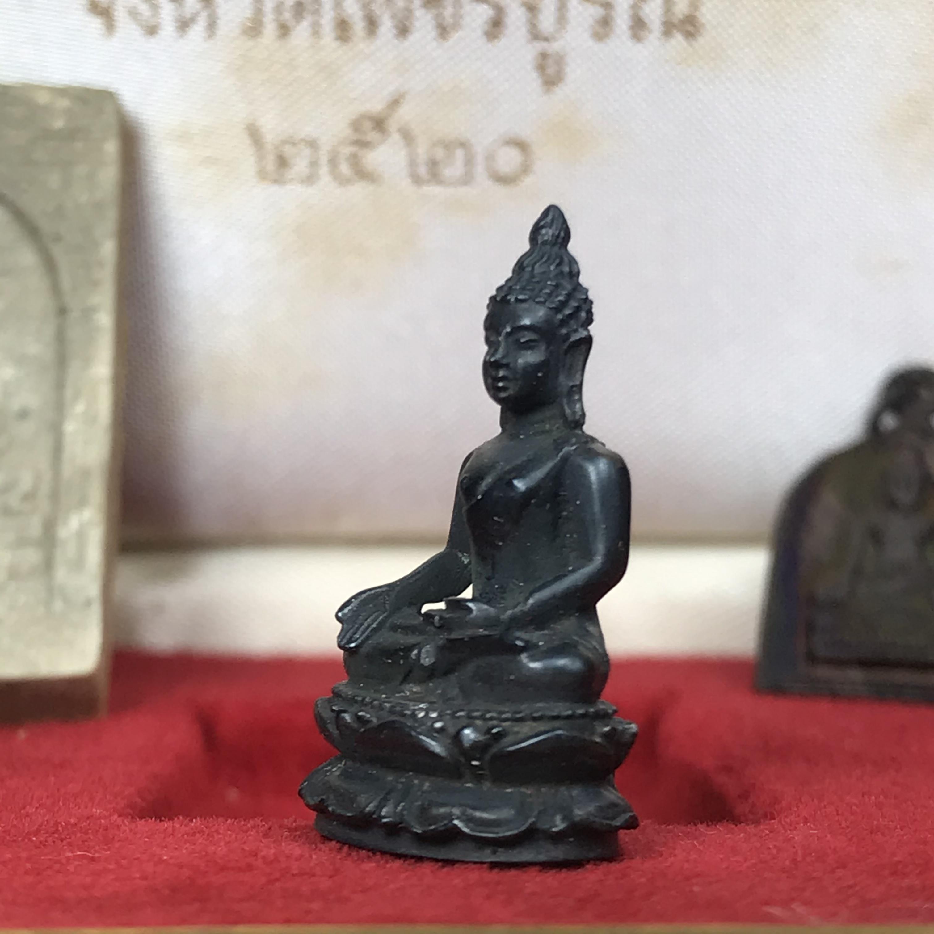 ชุดพระกริ่งไพรีพินาศ(รุ่นแรก สมเด็จพระญาณสังวร) เนื่องในพระบรมราชวโรกาสพระบาทสมเด็จพระเจ้าอยู่หัวรัชกาลที่9 เสด็จพระราชดำเนิน ในงานตัดลูกนิมิตสีมาอุโบสถ วัดเพชรวราราม จ.เพชรบูรณ์ ปี ๒๕๒๐ รุ่นเขาค้อ (ชุดกรรมการ ได้รับพระราชทาน พบเจอและหายากมากในปัจจุบัน)