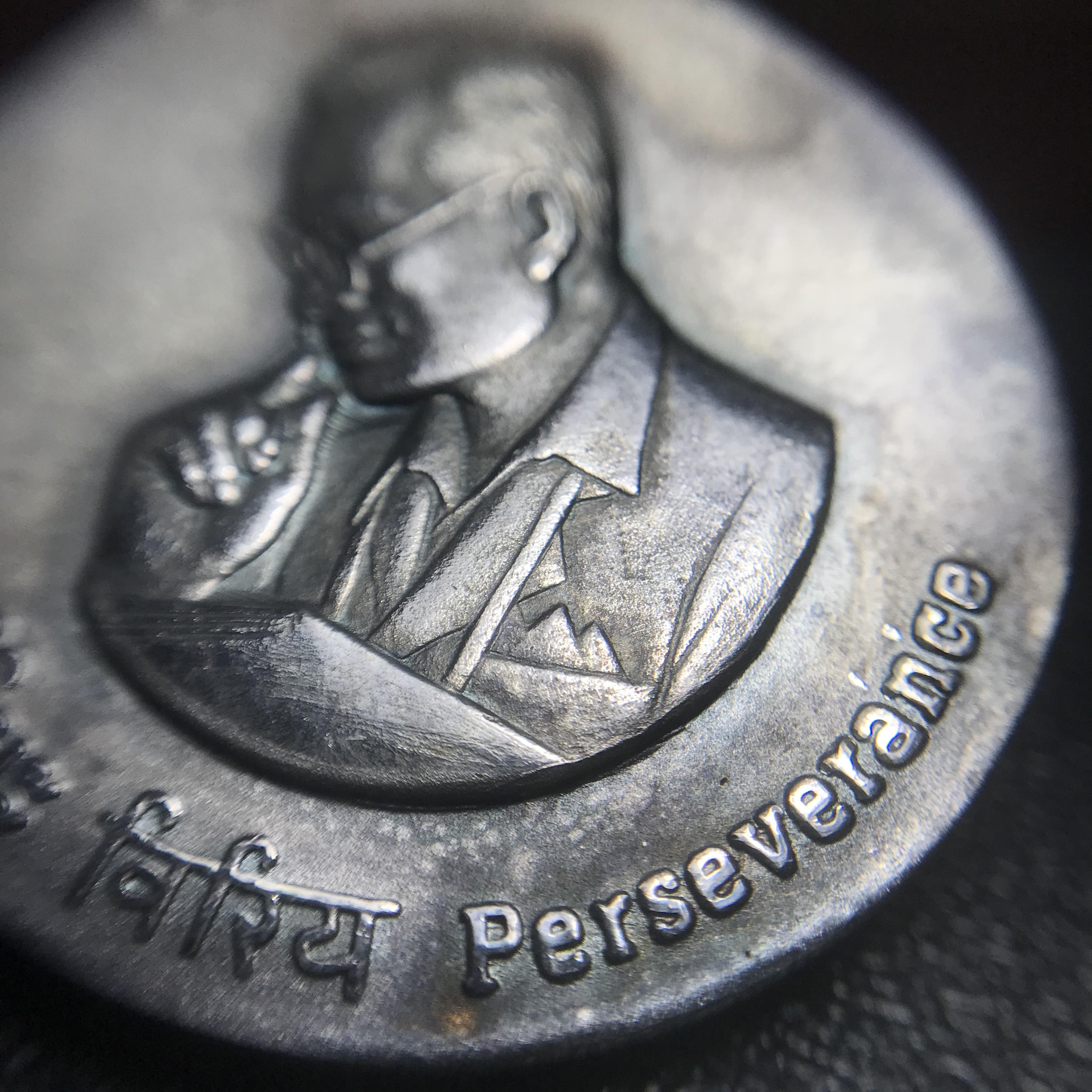 เหรียญพระมหาชนก ปี2539(รุ่นแรก) เนื้อเงิน พิมพ์ใหญ่บล็อกนิยมหายากสุดในรุ่น(วงเดือน คอจุด) ผิวเดิมสีรุ้งธรรมชาติแบบนิยม พร้อมหนังสือสภาพสวยครบชุด