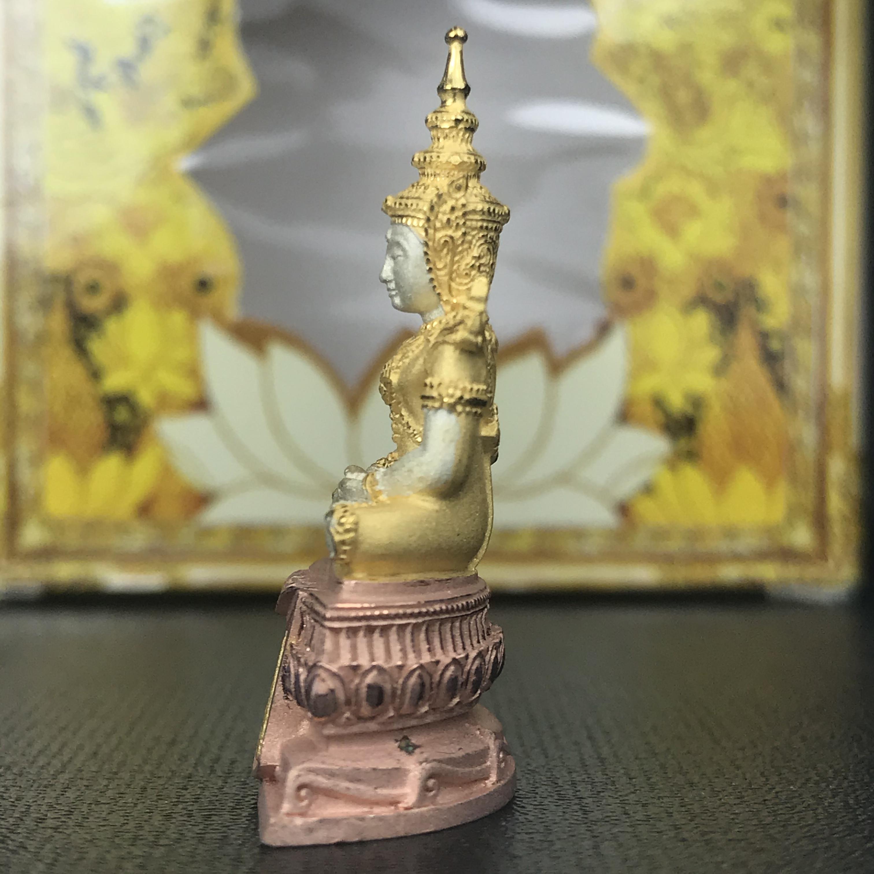 พระแก้วมรกต(จำลอง)ลอยองค์ ขนาดหน้าตัก 1/2 นิ้ว ทรงเครื่องฤดูร้อน เนื้อเงินสามกษัตริย์ ตราสัญลักษณ์ฉลองสิริราชสมบัติ ครบ 60 ปี พ.ศ.2549(สภาพสวย ครบ สมบูรณ์)