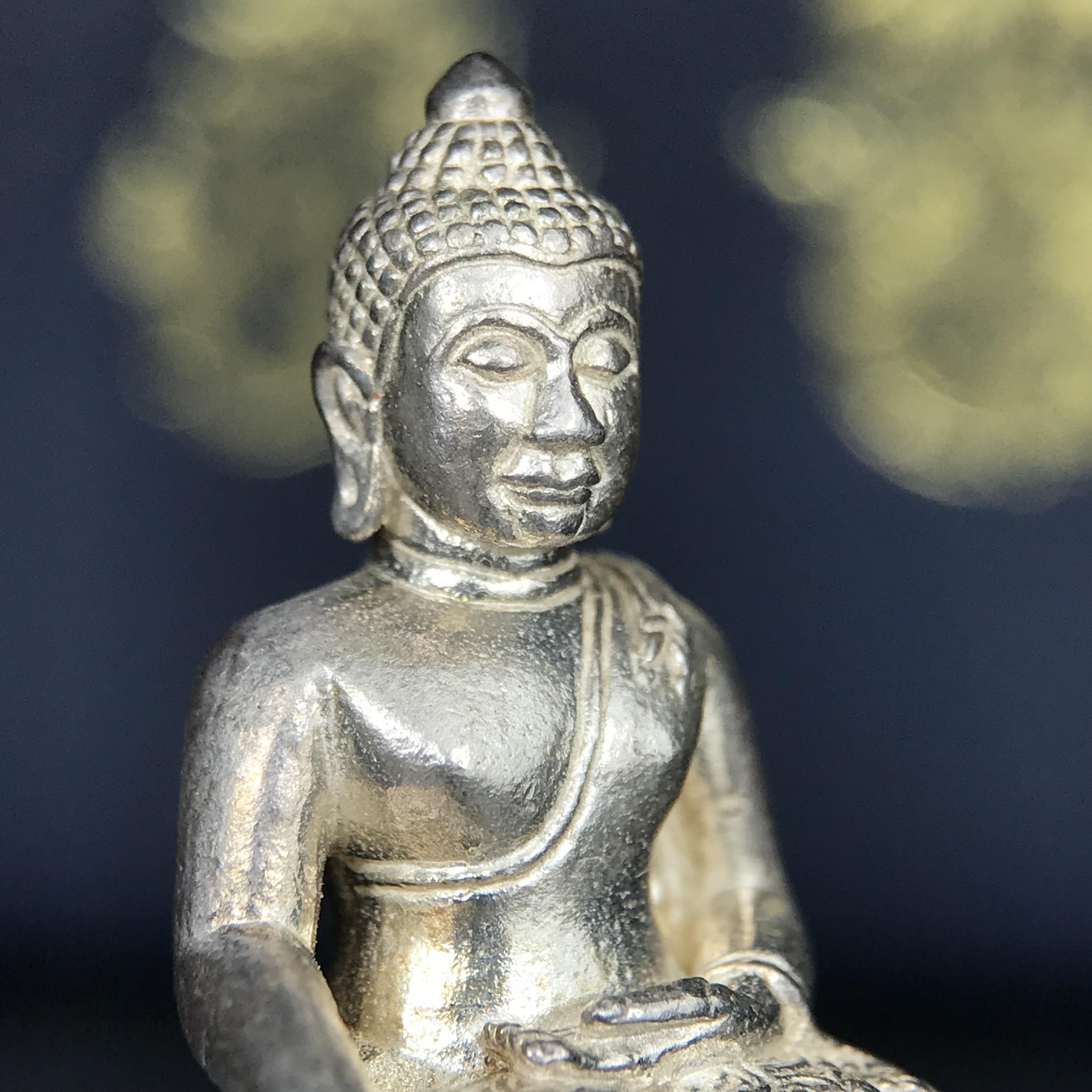 พระกริ่งพระพุทธนรสีห์ จปร.+ภปร. ครบรอบ 100 ปี ธนาคารไทยพาณิชย์ ปี 2550 พระกริ่งเนื้อเงิน(หายาก)(พุทธศิลป์งดงาม)ด้านหน้าฐานประดับด้วยตราสัญลักษณ์ "จปร" และ "ภปร" (องค์เนื้อเงินสร้างน้อย พบเจอน้อยหายาก)1 ใน 2500 องค์