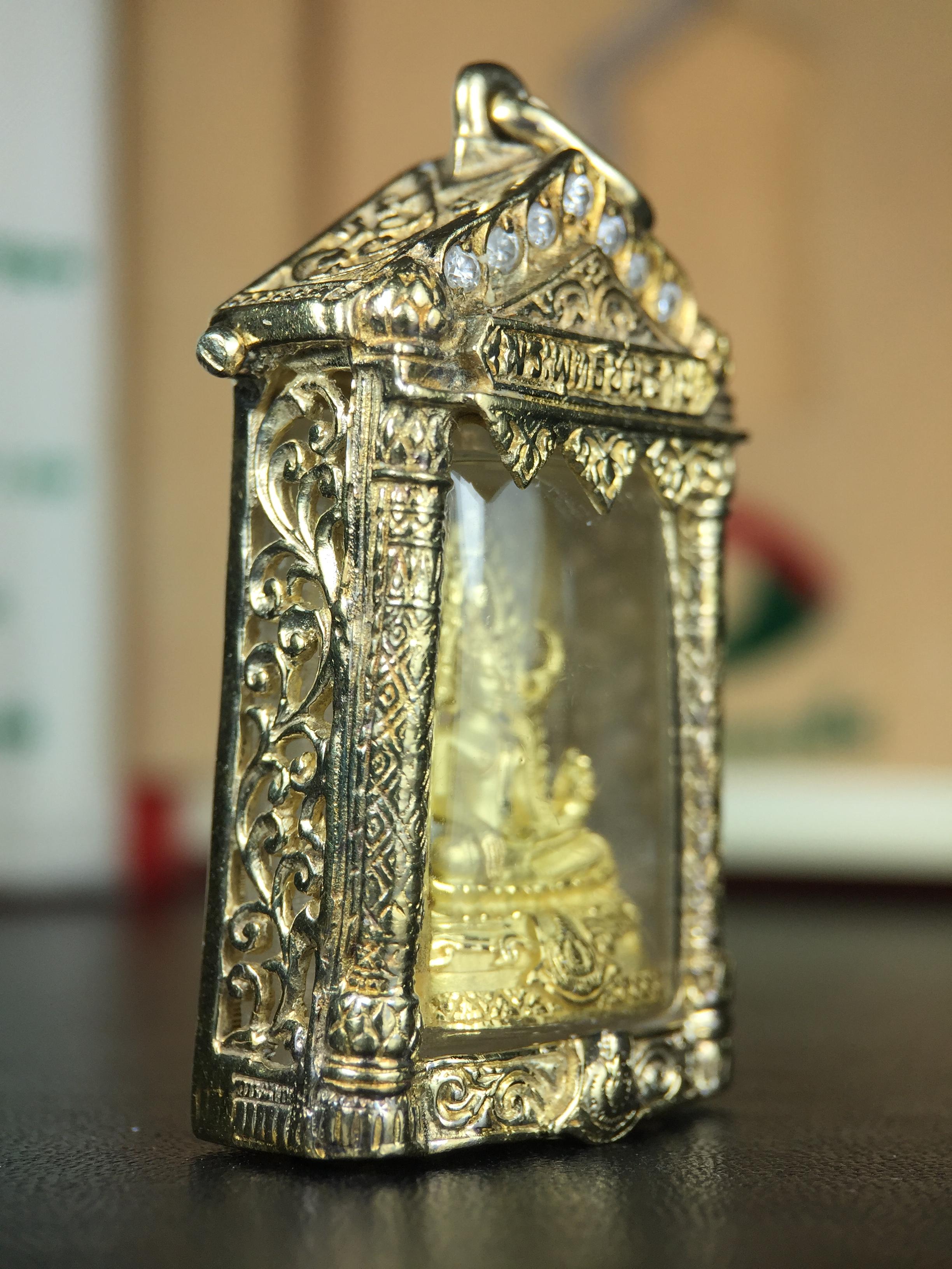 พระพุทธชินราช ภปร. ในวโรกาสเฉลิมพระชนมายุ6รอบ 5ธันวาคม2542 มูลนิธิพิทักษ์ดวงตาประชาชน จัดสร้าง พิมพ์กลาง ขนาดสูง 2.4 ซม. องค์พระเนื้อเงินแบบชุบทองประกายเพชร 3 ไมครอนพร้อมกรอบตลับเงินชุบทองคำบริสุทธิ์ 3 ไมครอน ประดับเพชร CZเกรดนอกพร้อมกล่องบรรจุเดิม(หายาก)