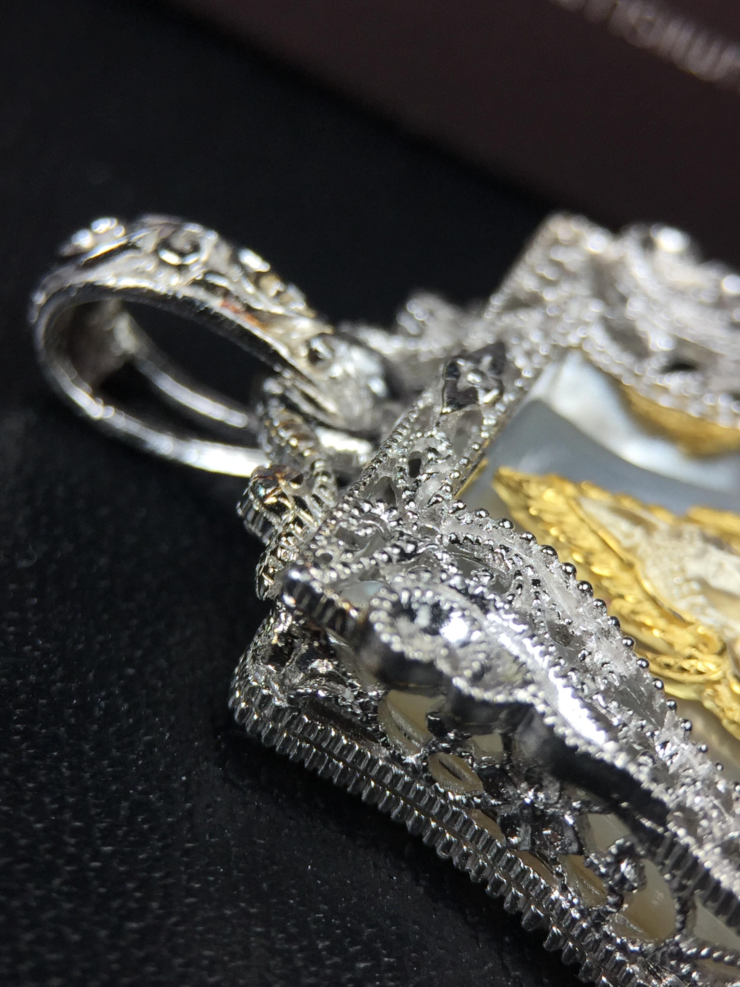 พระพุทธชินราช ภปร. โครงการ "เพราะแผ่นดินนี้ คือ แผ่นดินเกิด" ปี2548(รุ่นแรก) เหรียญทรงเสมา ขนาด 21 x 29 มม.เนื้อเงินสามกษัตริย์ องค์พระชุบสามกษัตริย์ ล้อมด้วยกรอบเงินชุบทองคำขาวสลักเสลาเป็นลวดลายละเอียดอ่อน ส่วนพื้นองค์พระเป็นเปลือกหอยมุขงดงาม